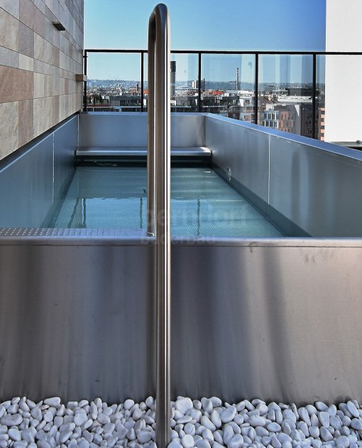 Privátní bazén střešní s infinity přelivem 5