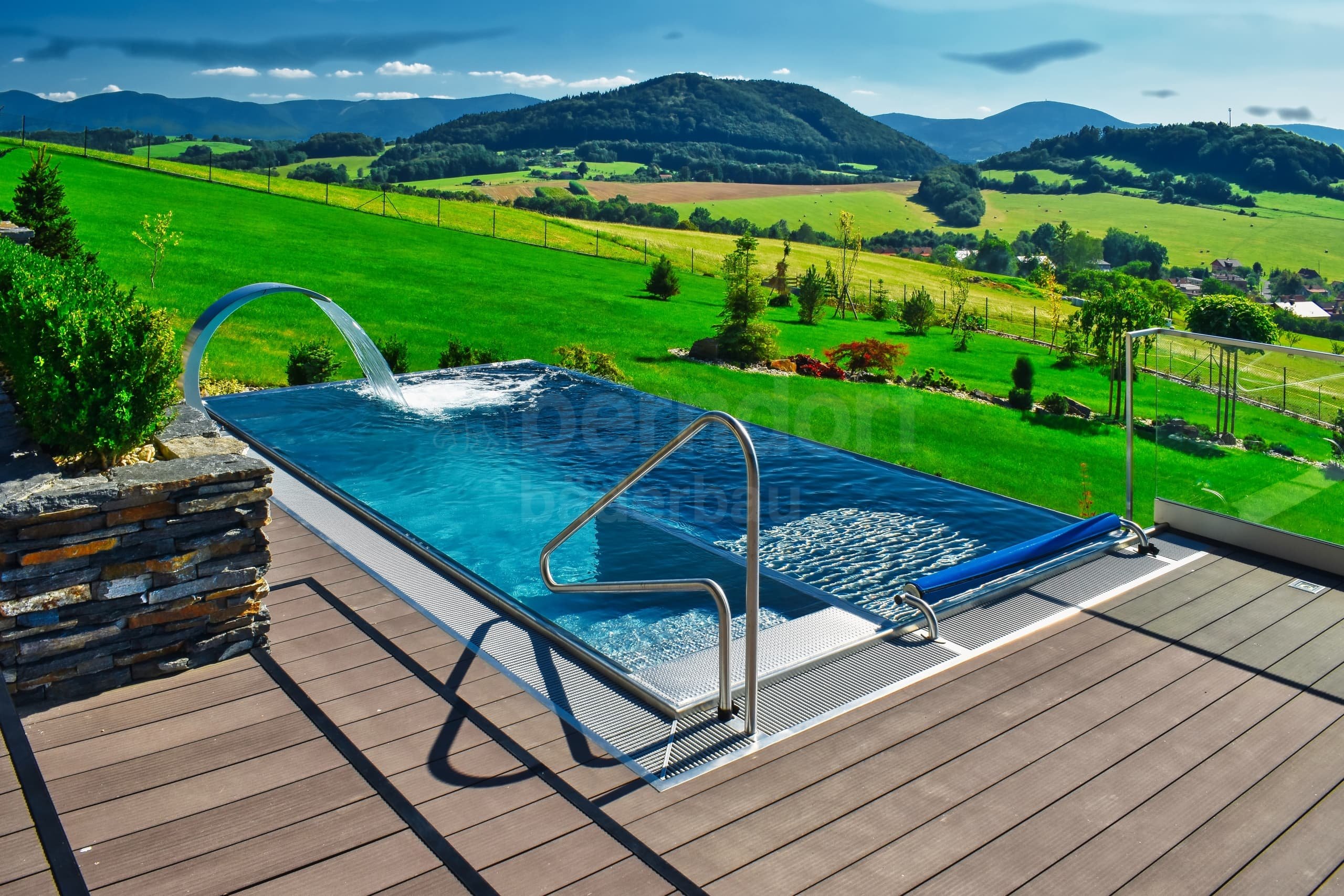 3a_HUKVALDY_Privátní bazén s infinity sníºeným p²elivem.jpg