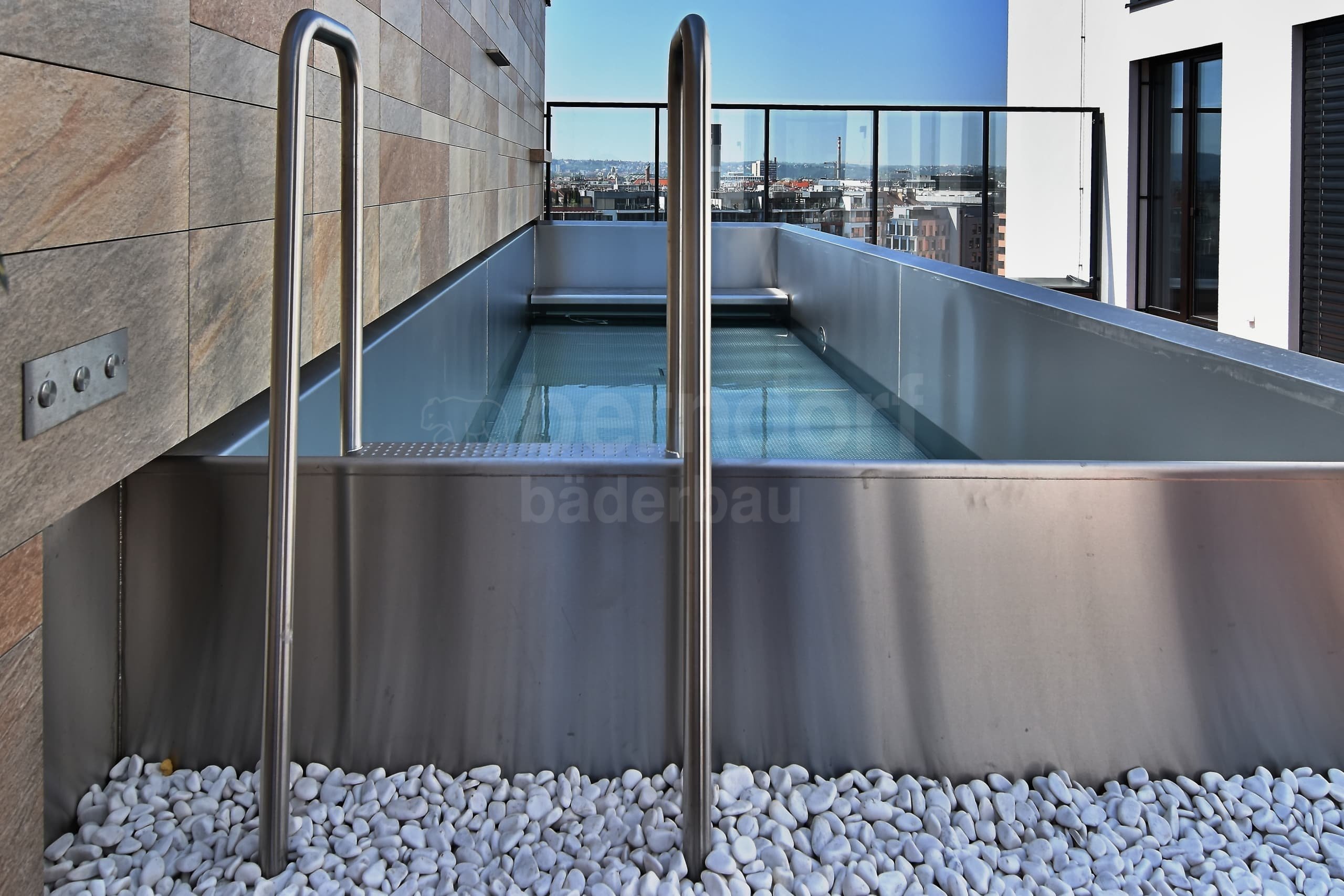 5a_PRAHA_Privátní bazén venkovní st²eþní s infinity p²elivem.jpg