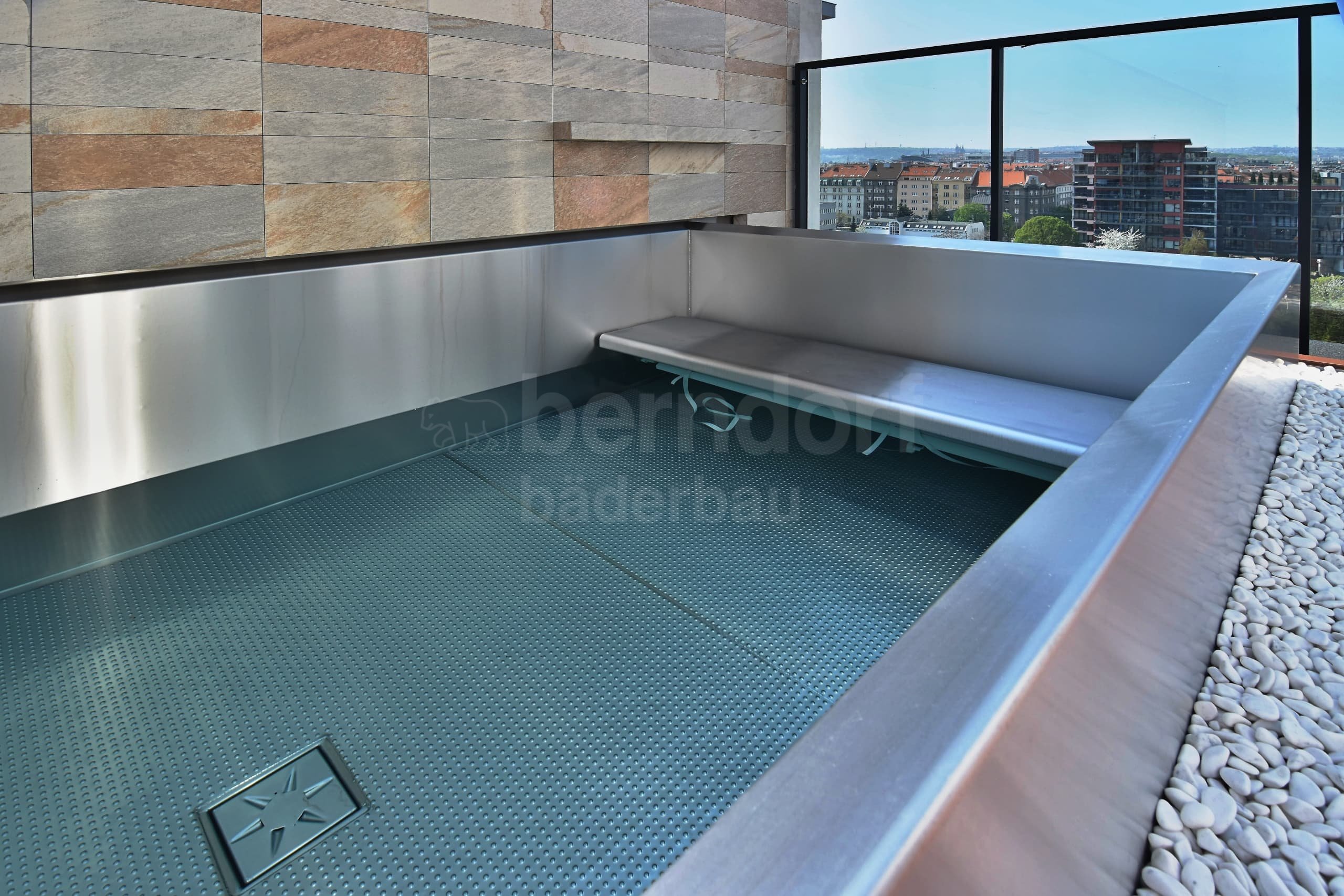 5e_PRAHA_Privátní bazén venkovní st²eþní s infinity p²elivem.jpg