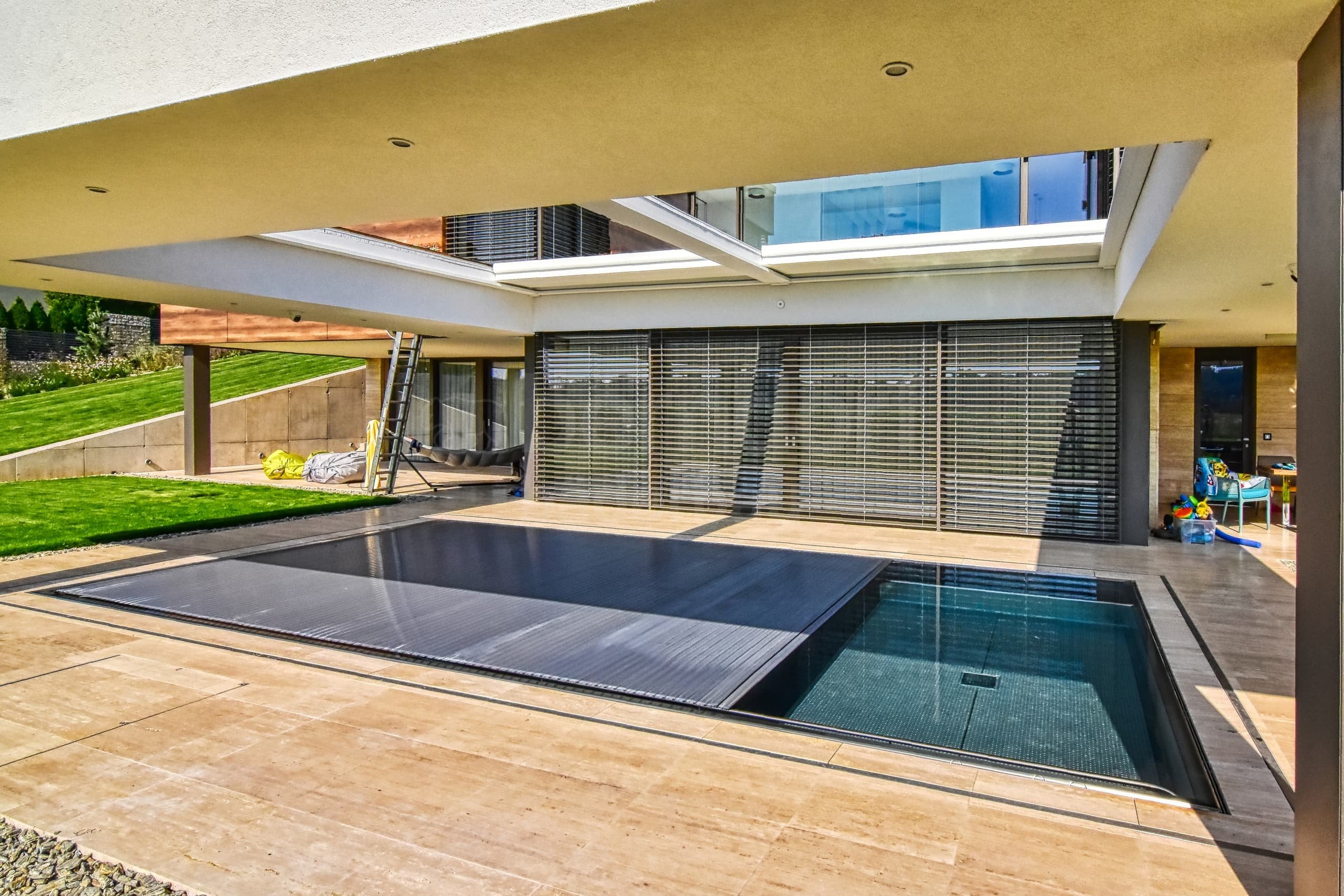 7e_JEZBINY_Privátní bazén venkovní schovaný ºlábek.jpg