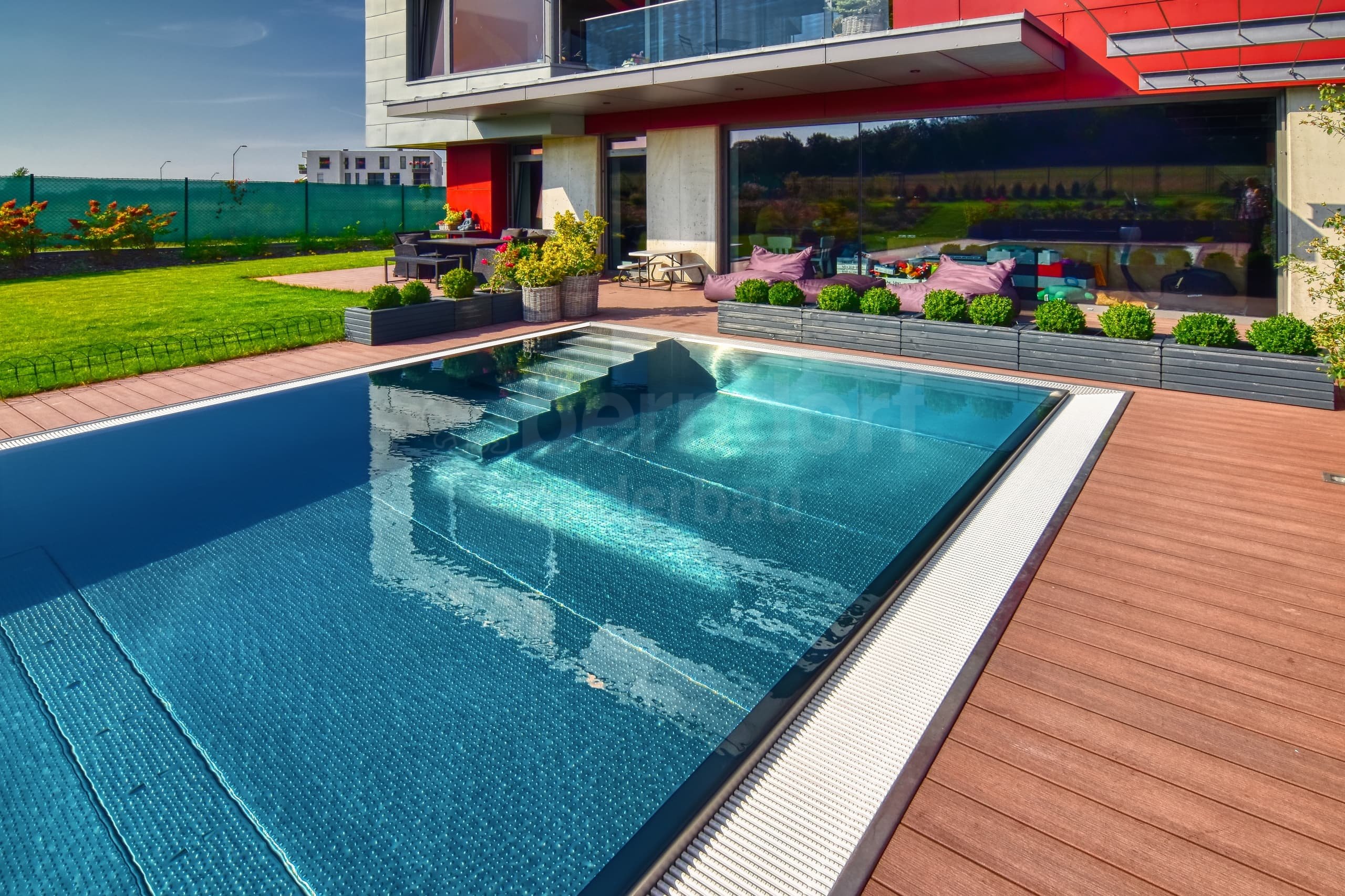 8b_HRADEC-KRALOVE_Privátní bazén venkovní s p²elivem.jpg