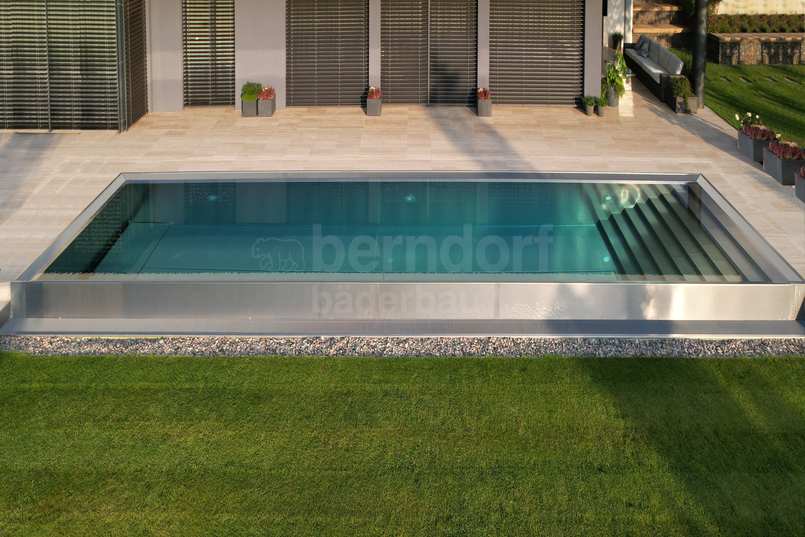 11_NÁCHOD_Privátní bazén venkovní infinity p²eliv.jpg