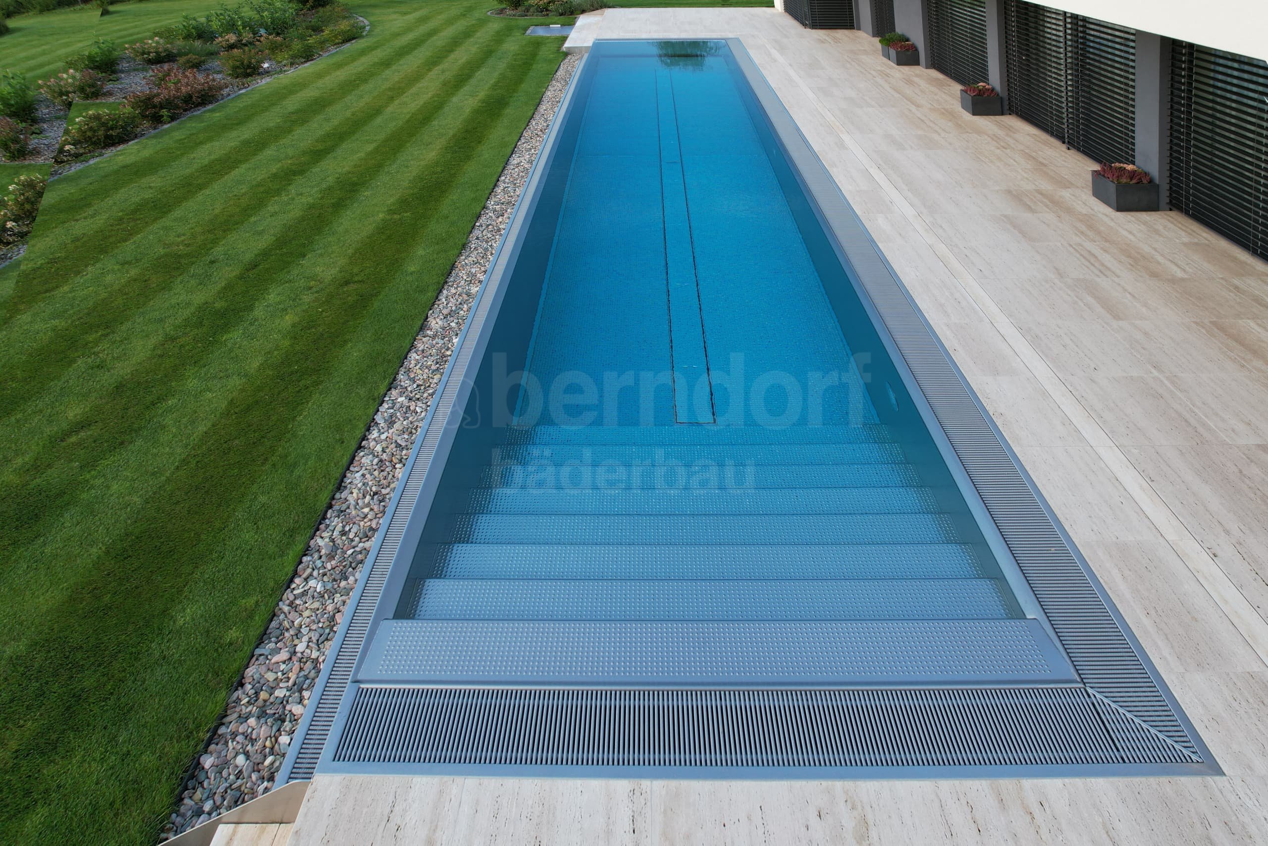 11b_NÁCHOD_Privátní bazén venkovní infinity p²eliv.jpg