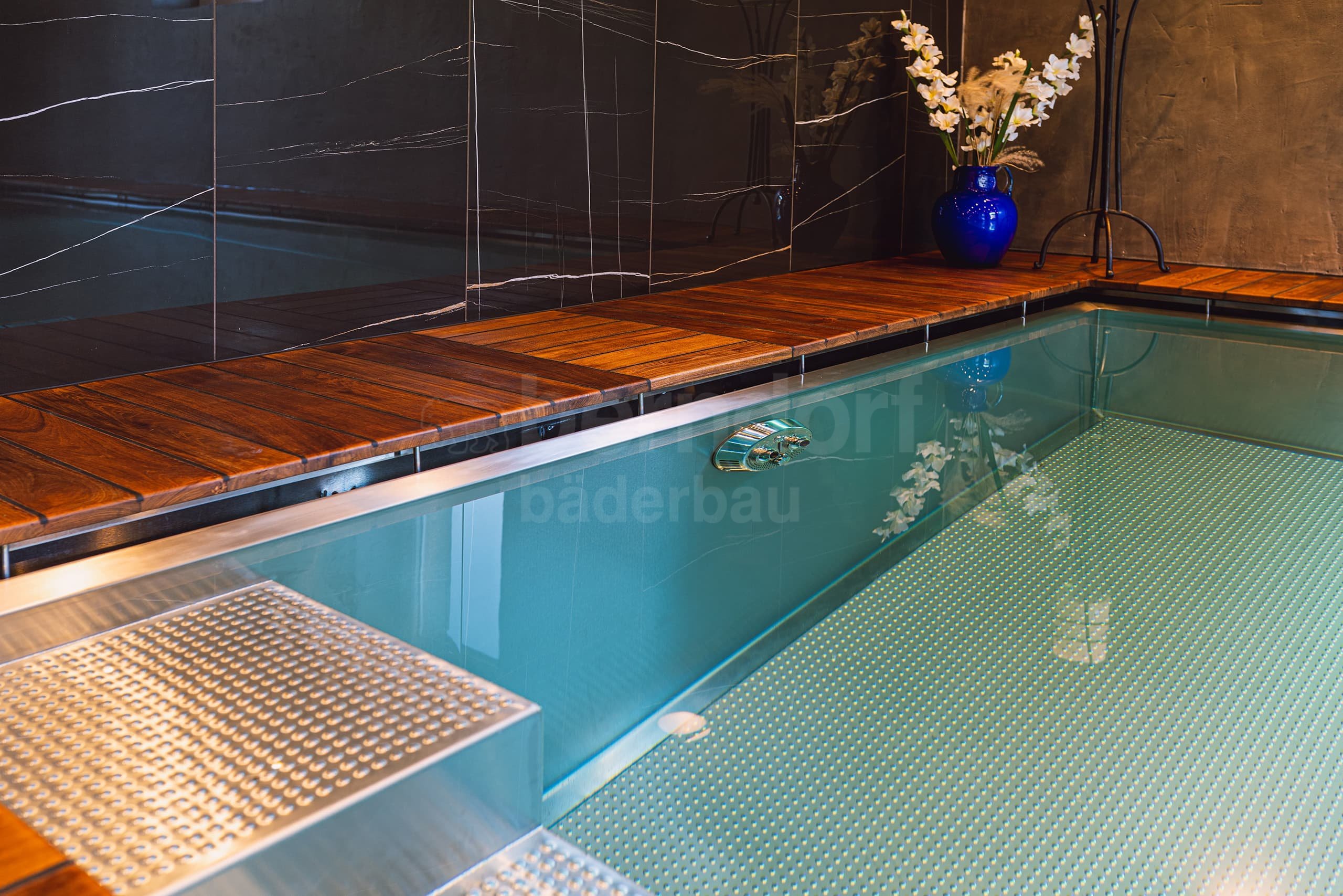 12e_¼ELADNÁ_Privátní bazén vnit²ní p²ekrytý ºlábek.jpg