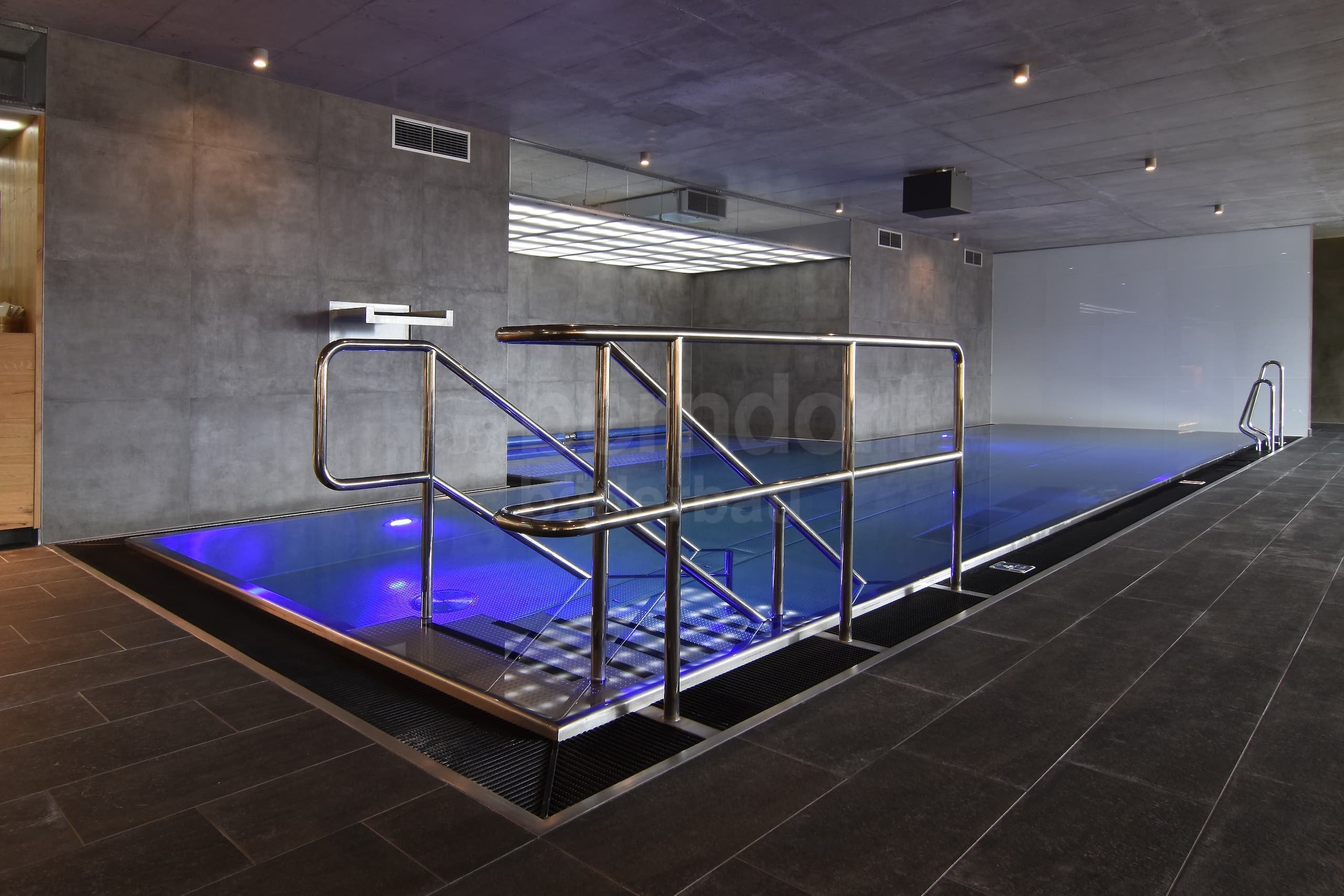 1a_Hotelový bazén.jpg