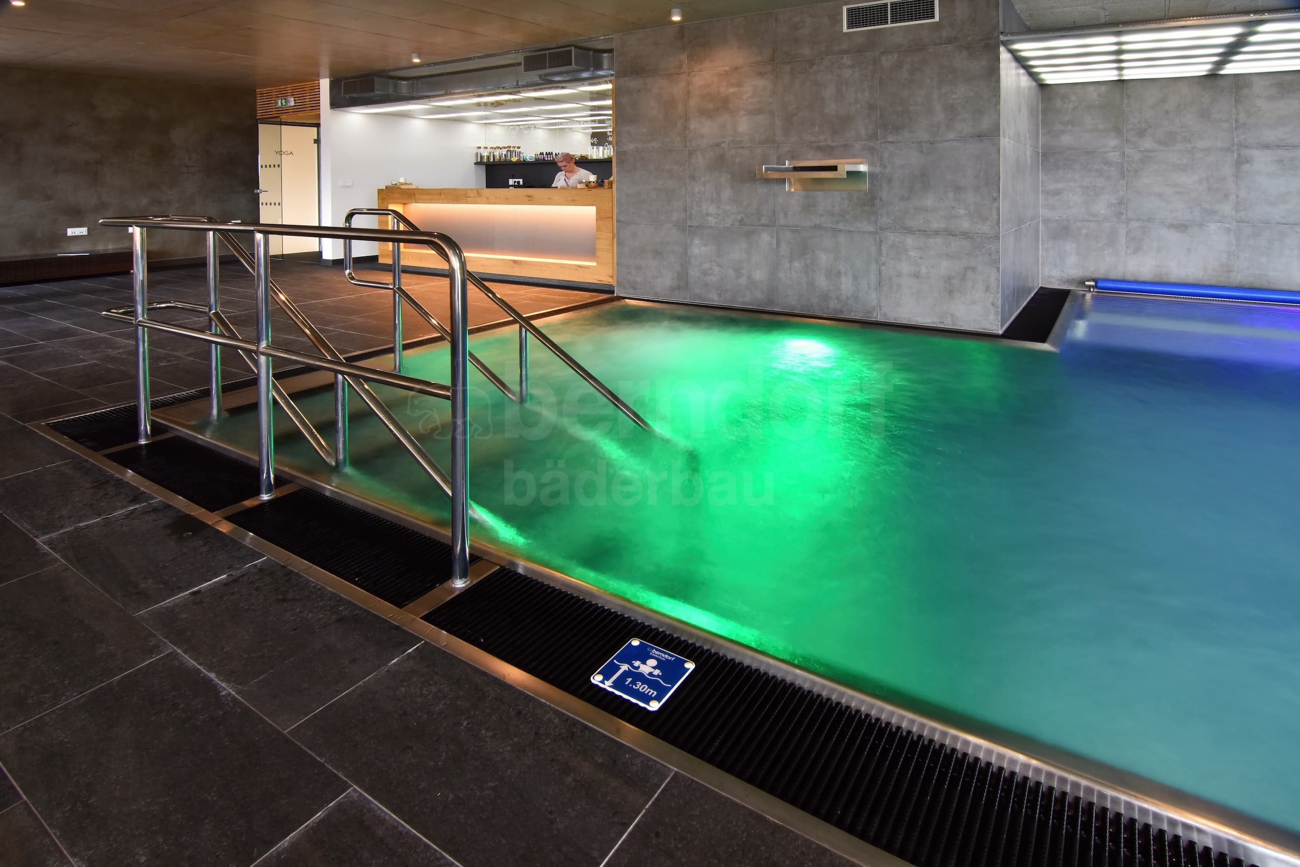 1b_Hotelový bazén.jpg