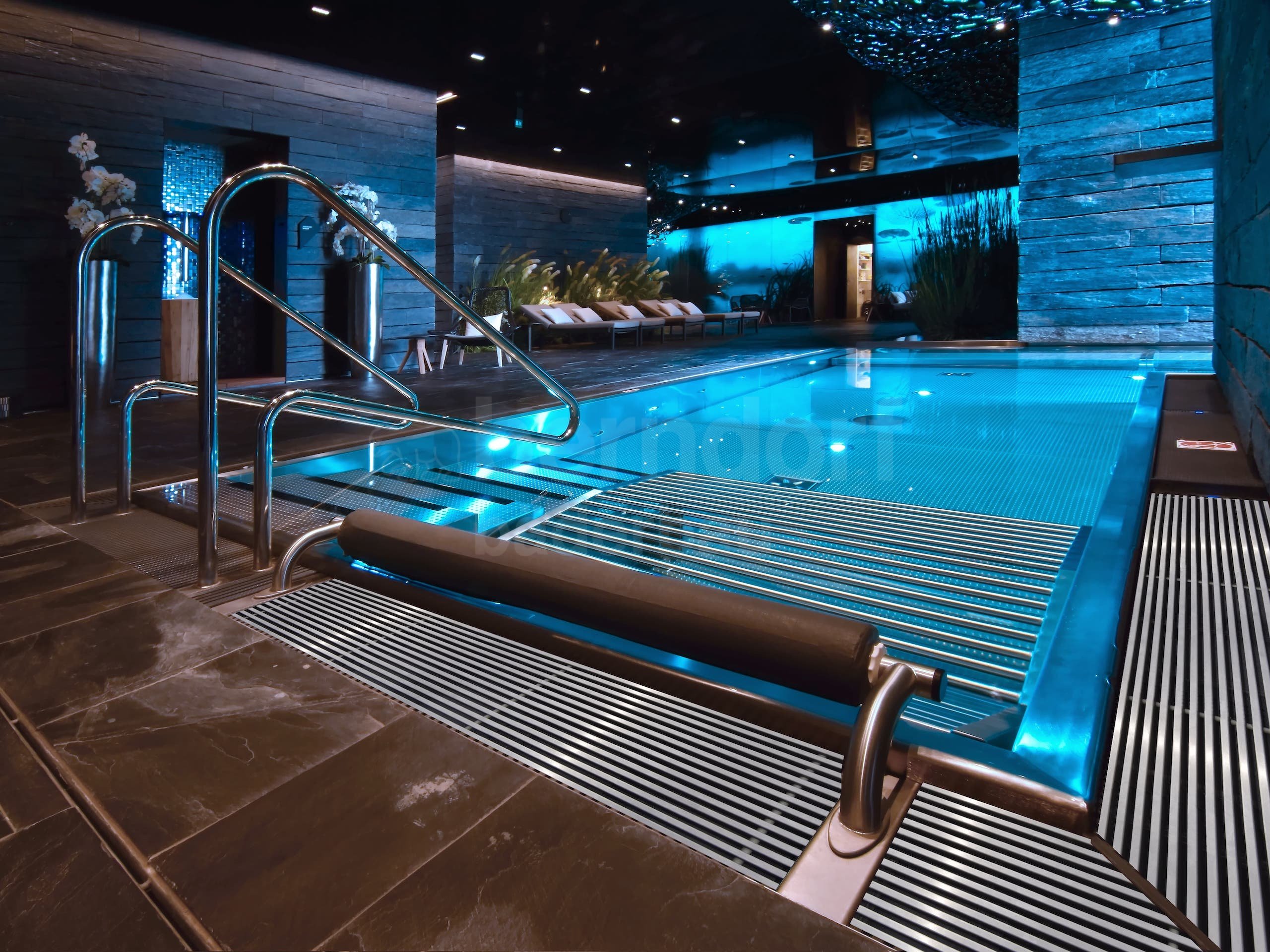 2_Víceúčelový vnitřní bazén.jpg