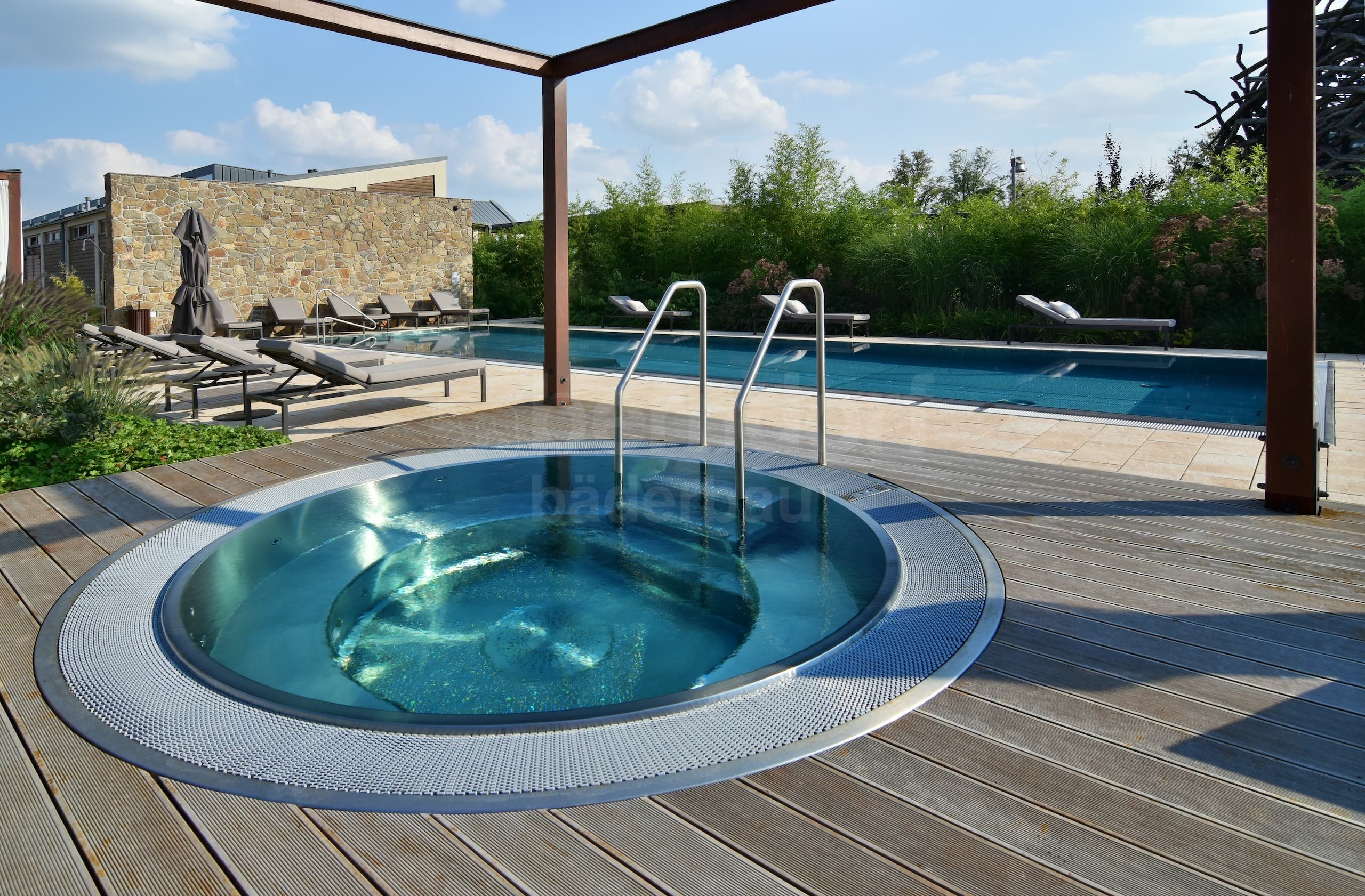 2g_Venkovní vířivý bazén.jpg