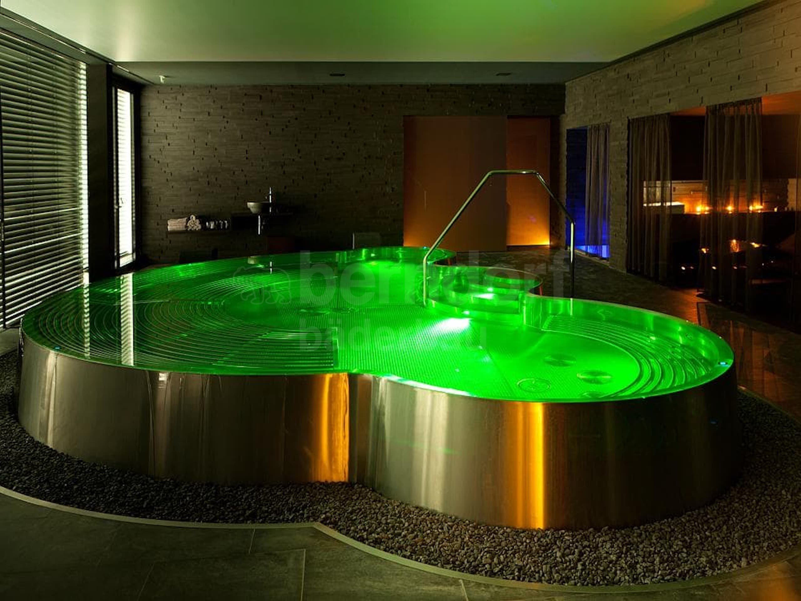 5b_Vířivý bazén s RGB osvětlením.jpg