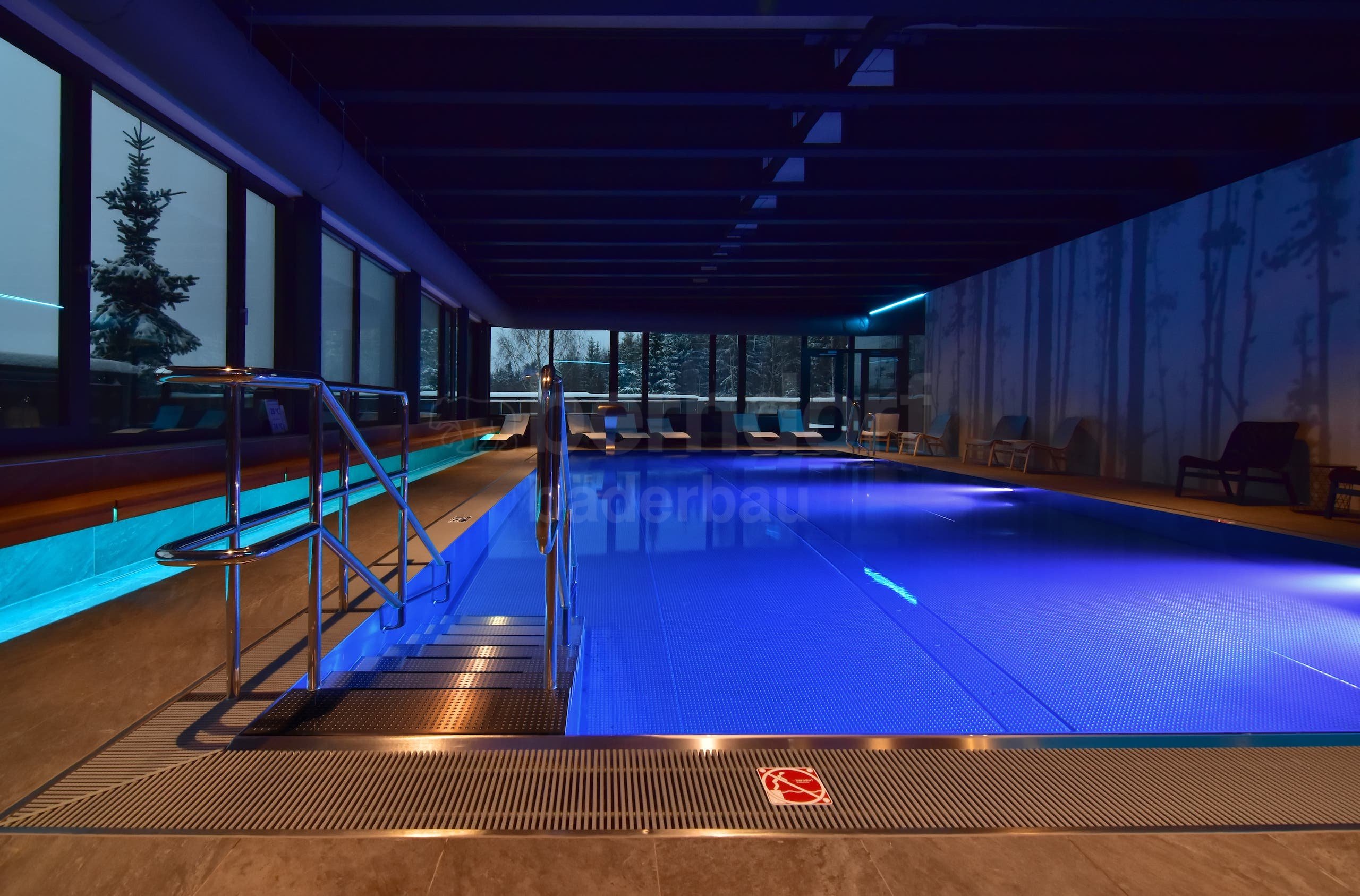 6a_Hotelový bazén.jpg