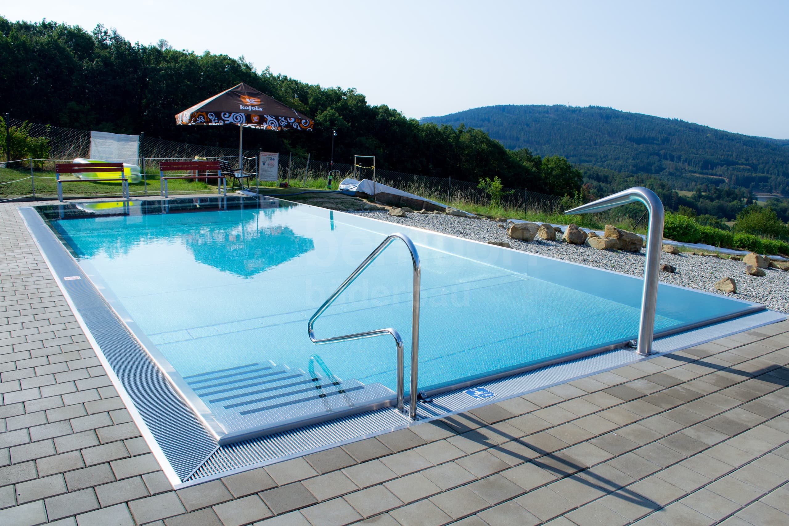 7_Hotelový bazén venkovní s infinity přelivem a chrličem.jpg