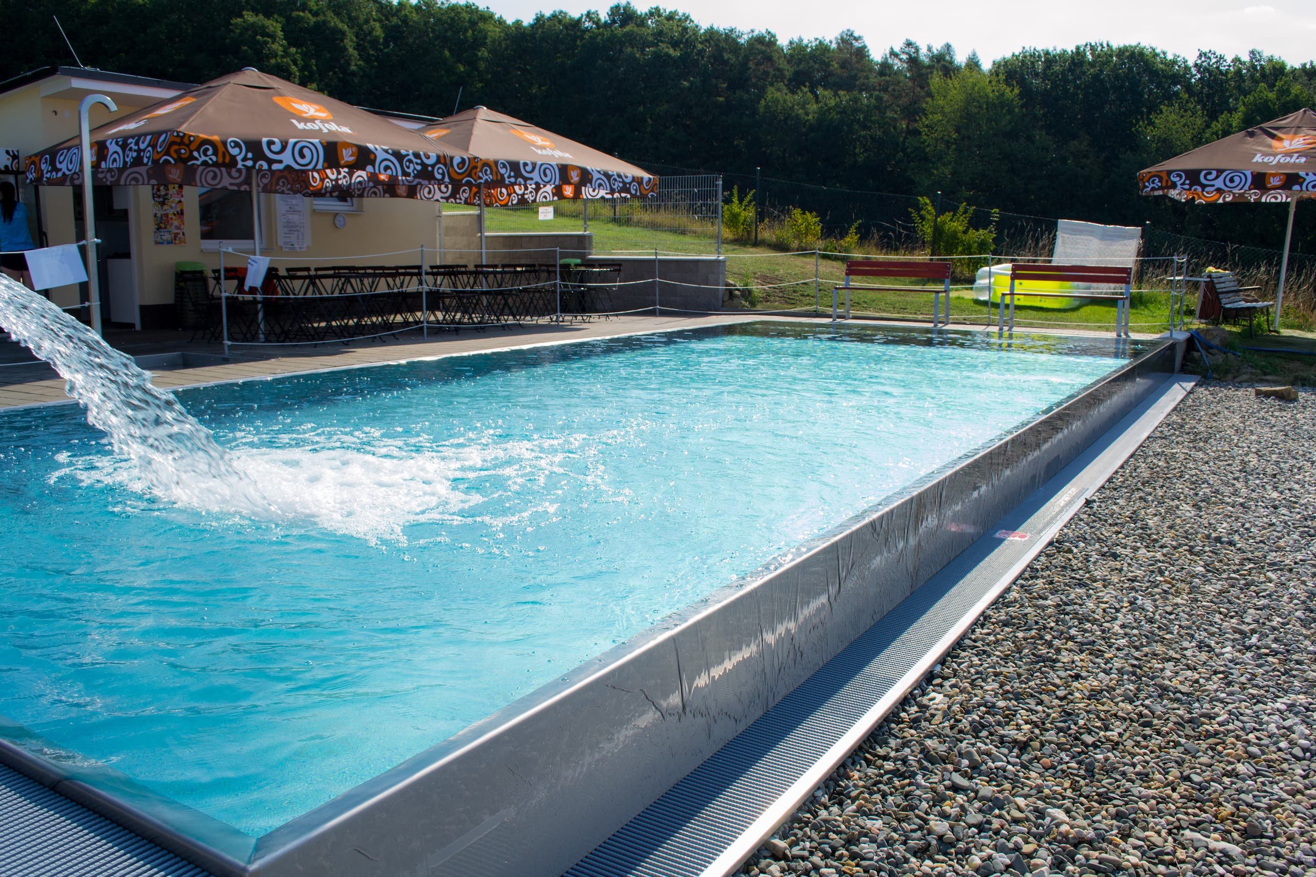 7c_Hotelový bazén venkovní s infinity přelivem a chrličem.jpg