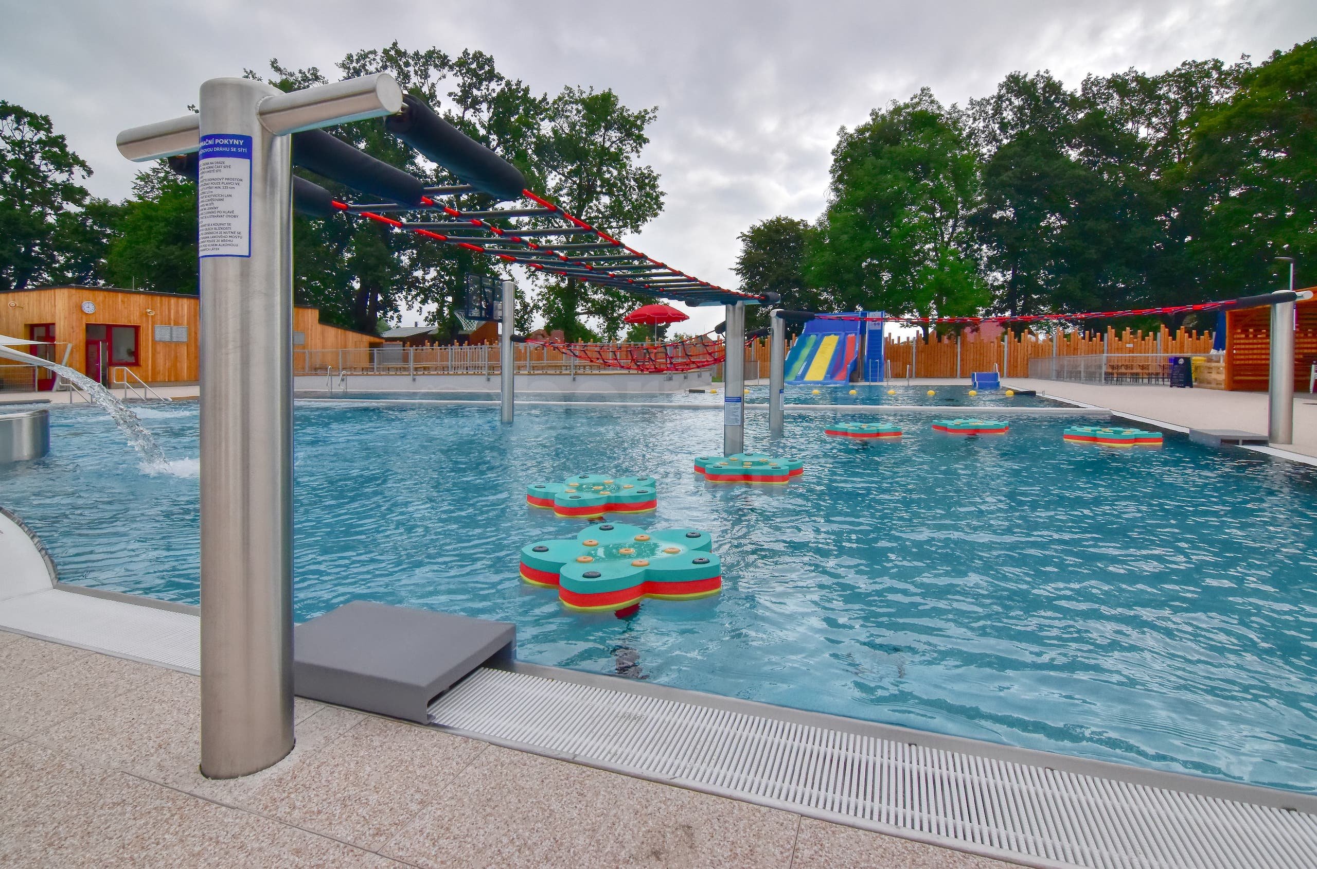 4f_Víceúčelový nerezový bazén Vodňany_atrakce lanový most.jpg