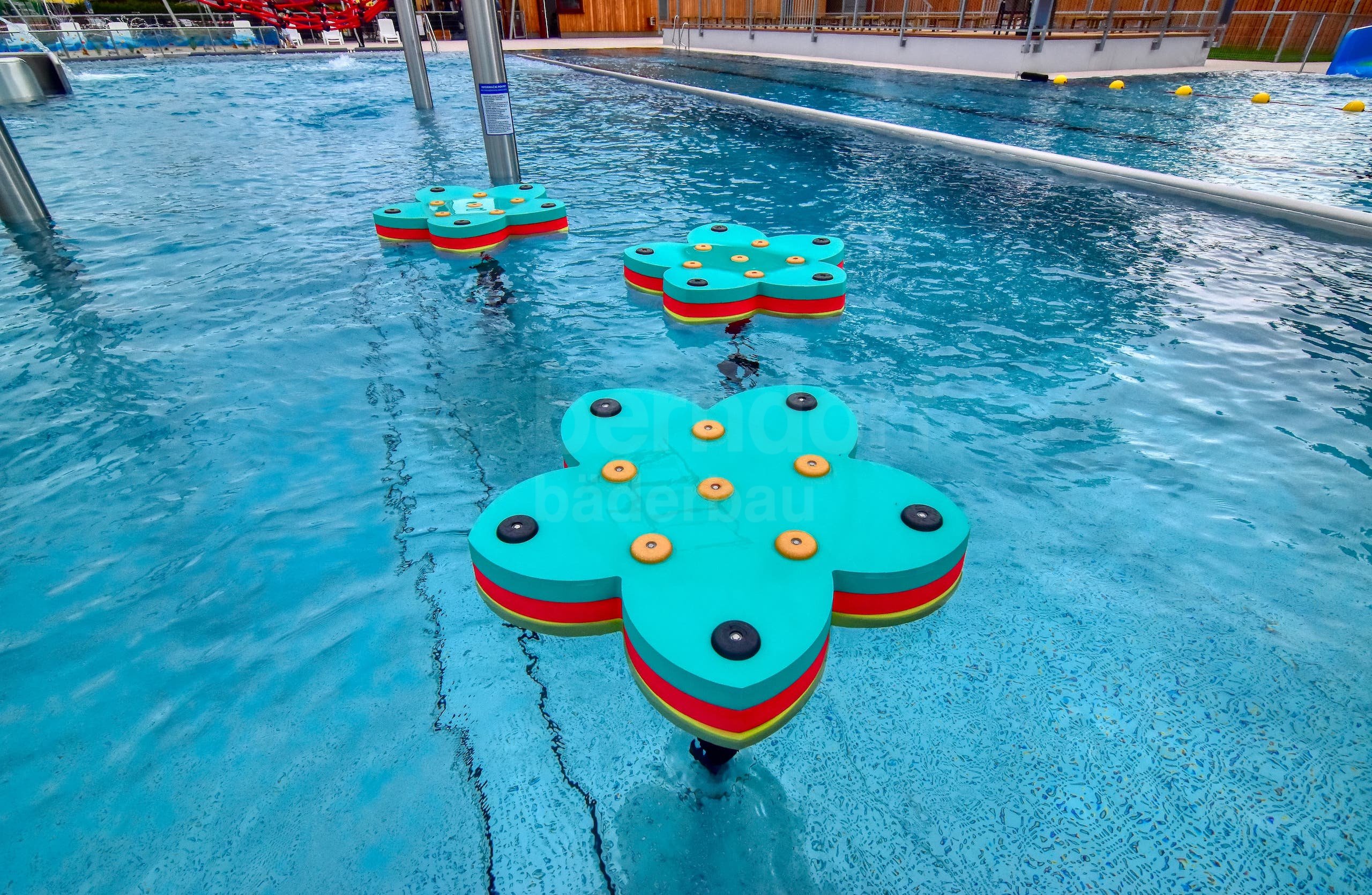 4g_Víceúčelový nerezový bazén Vodňany_atrakce plovoucí pontony.jpg