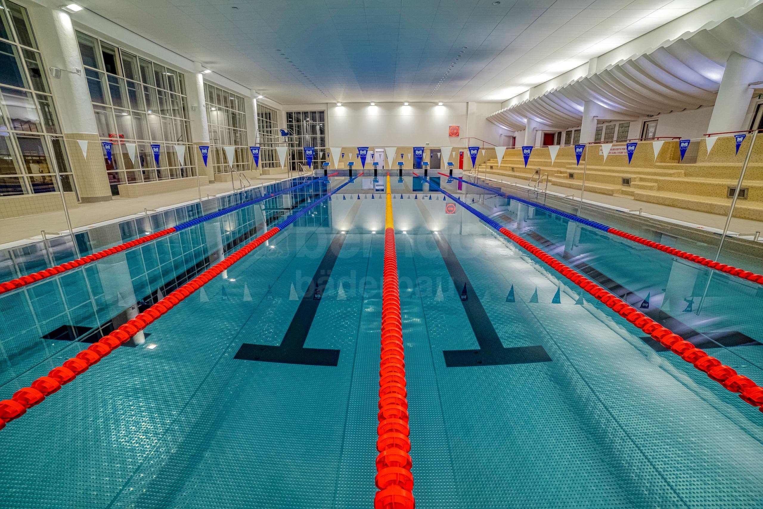 14_Plavecký nerezový bazén vnitřní Lázně Zlín.jpg