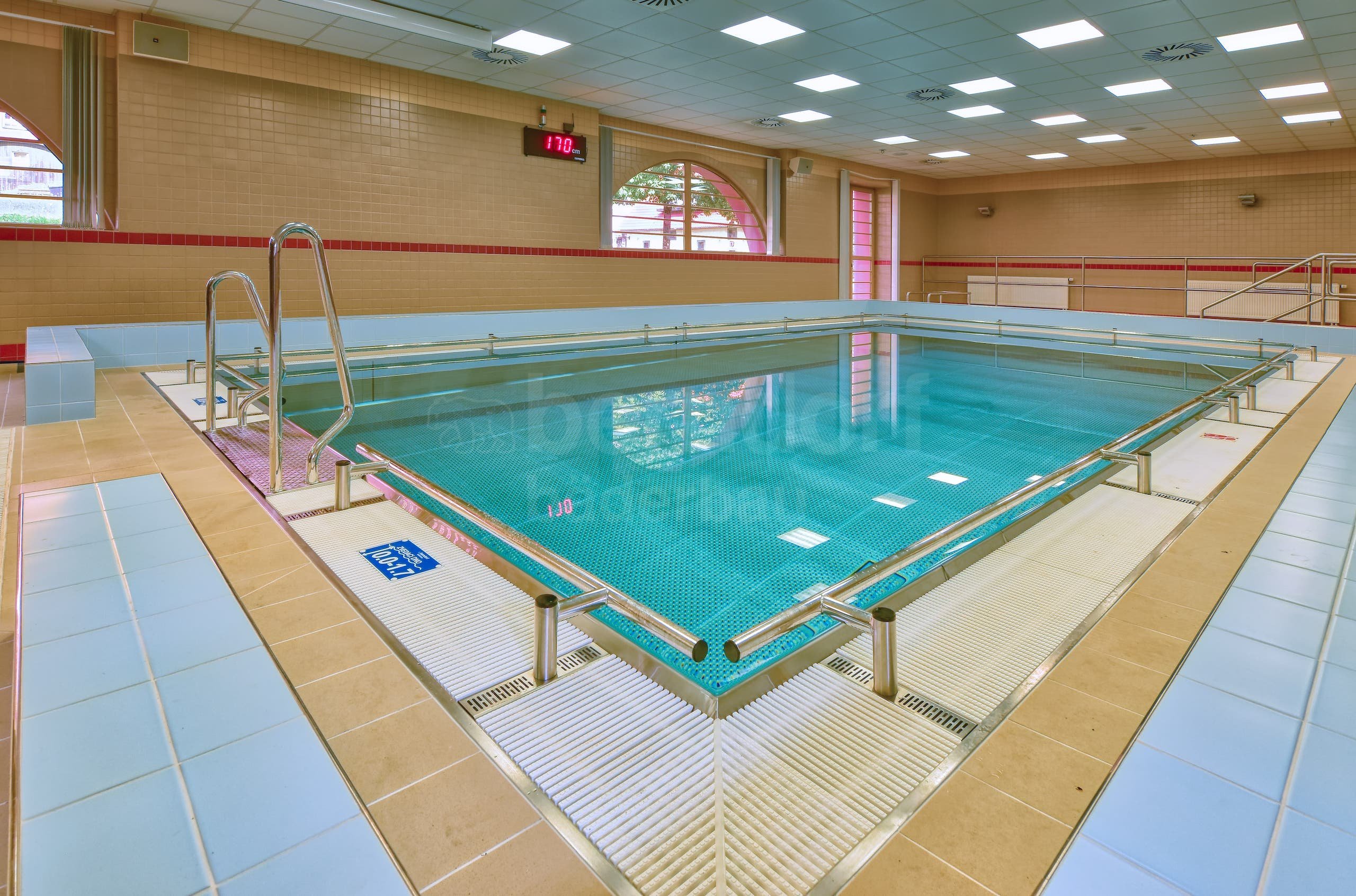 15b_Rehabilitační nerezový bazén se zvedacím dnem.jpg