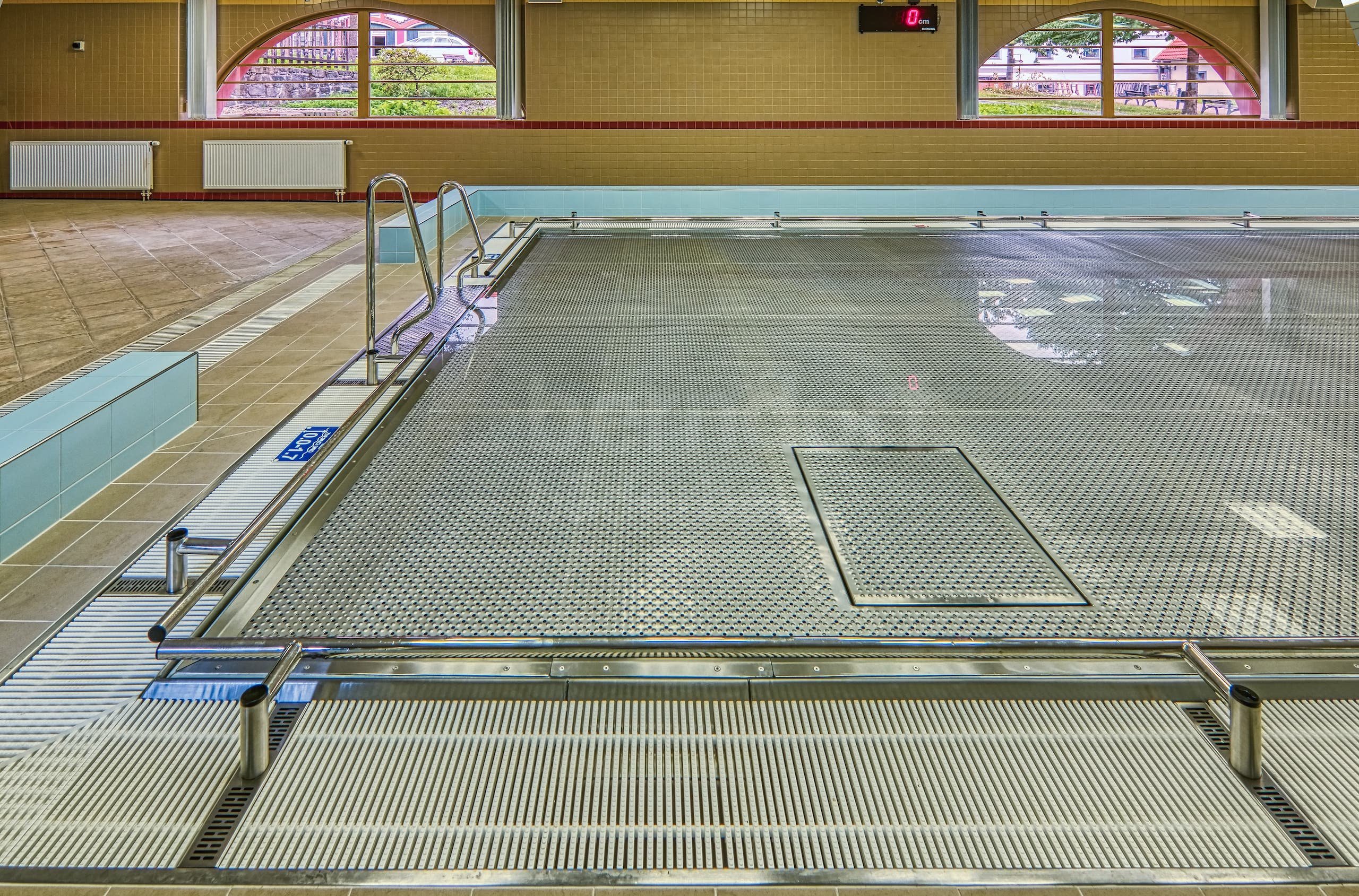 15e_Rehabilitační nerezový bazén se zvedacím dnem.jpg