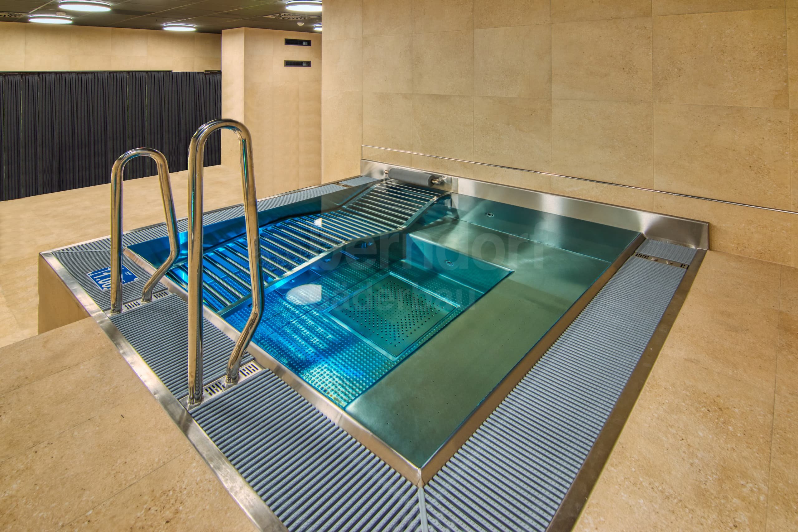 9e_Vířivý nerezový bazén Wellness Liberec aréna.jpg