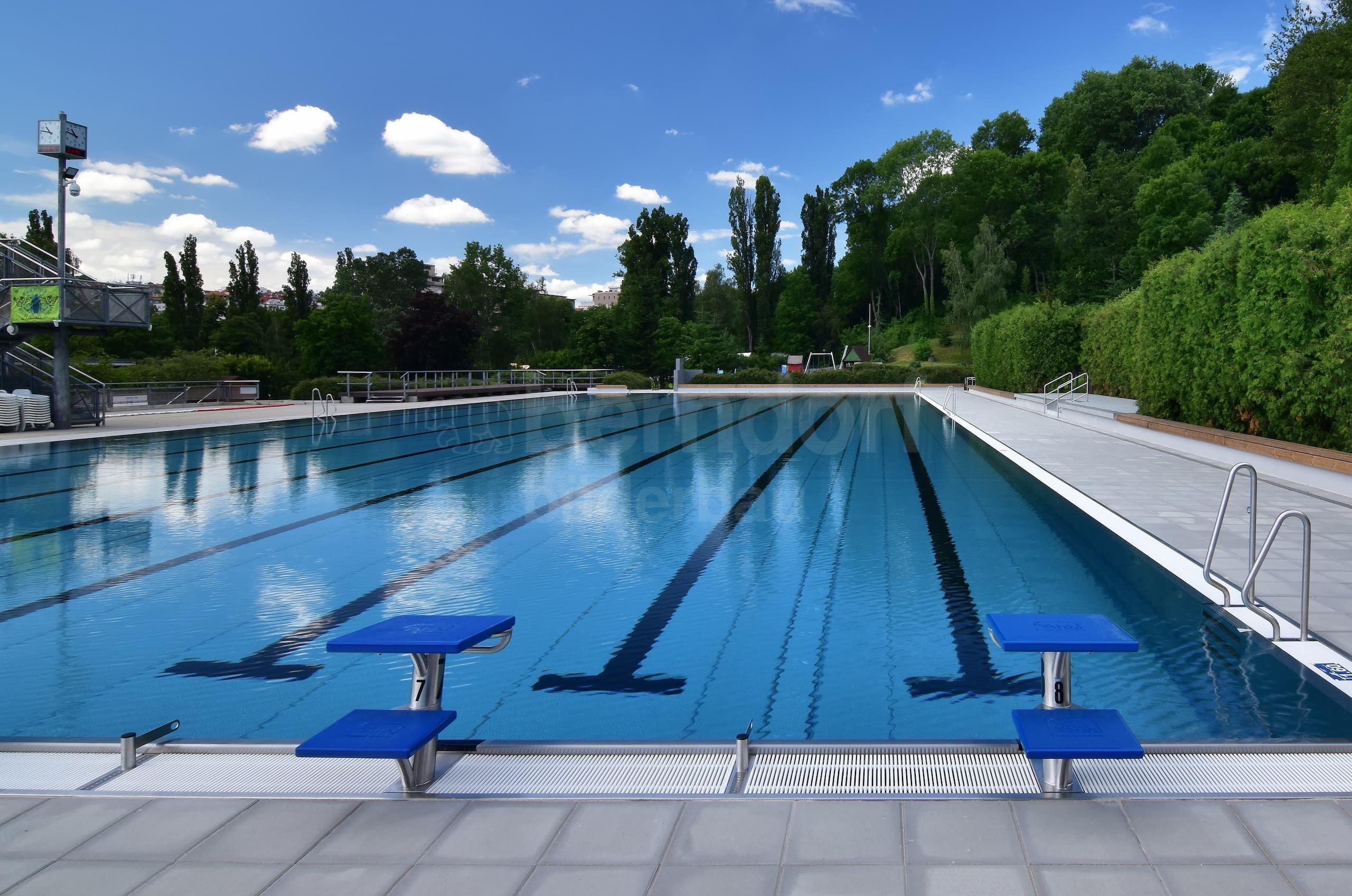 12a_Plavecký bazén Praha Petynka.jpg