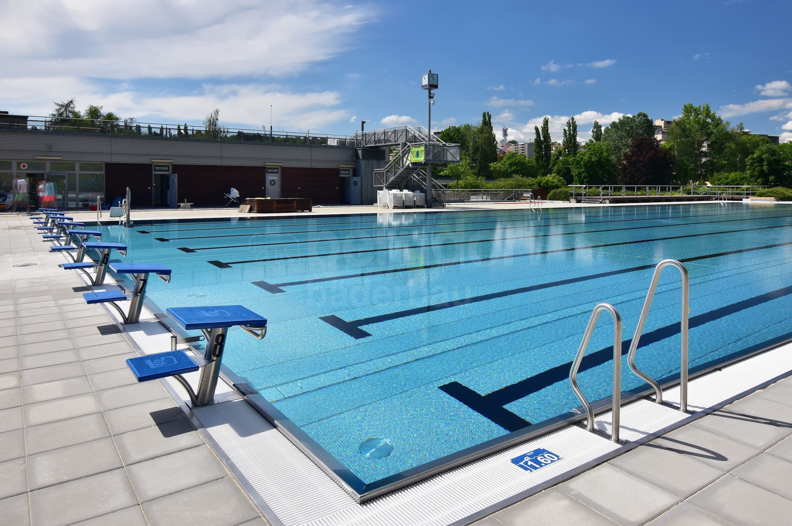 12_Plavecký bazén Praha Petynka.jpg