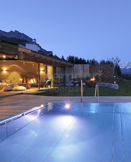 Privátní bazén s přelivem a infinity sníženým žlábkem Bergdorf 15