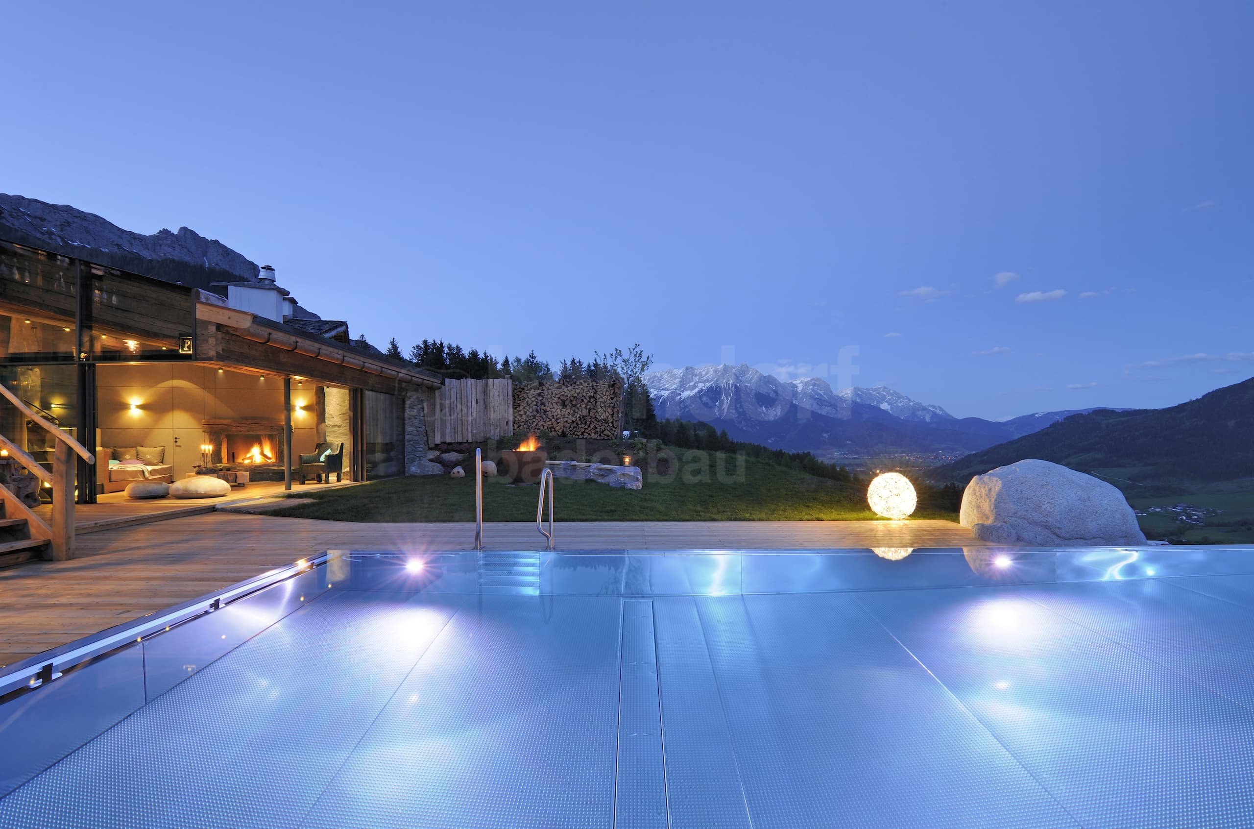 P3a_Privátní bazén s přelivem a infinity sníženým žlábkem_Bergdorf Priesteregg.jpg