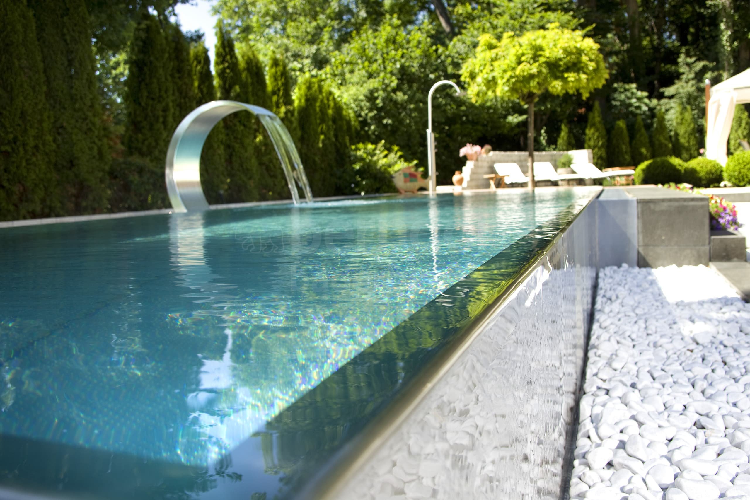 P1b_Privátní bazén s přelivem s infinity sníženým žlábkem_Schondorf.jpg