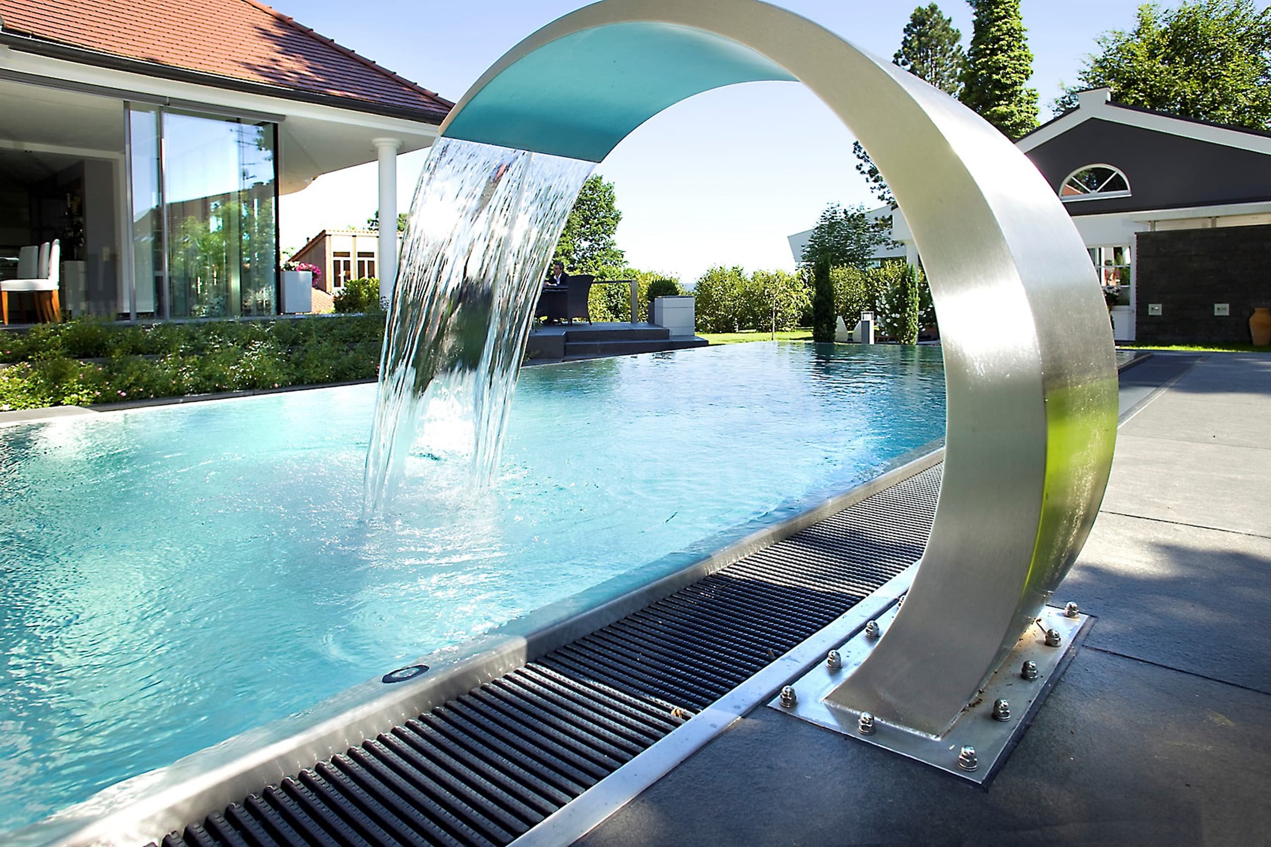 P1c_Privátní bazén s přelivem s infinity sníženým žlábkem_Schondorf.jpg