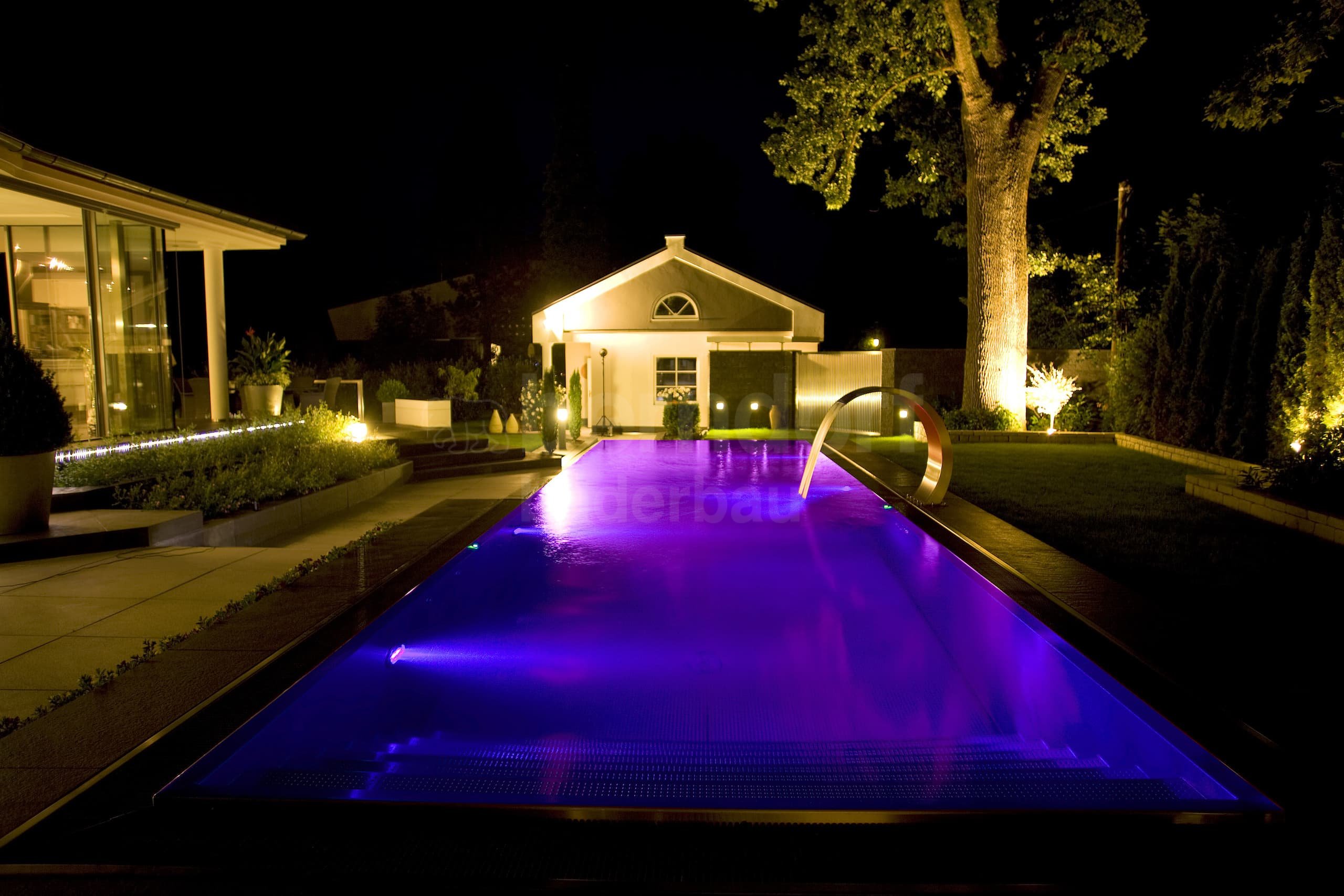 P1d_Privátní bazén s přelivem s infinity sníženým žlábkem_Schondorf.jpg