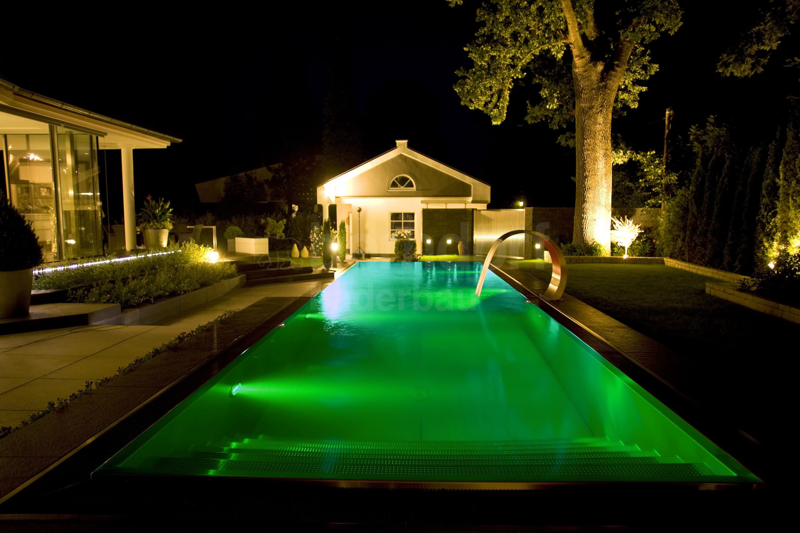 P1e_Privátní bazén s přelivem s infinity sníženým žlábkem_Schondorf.jpg