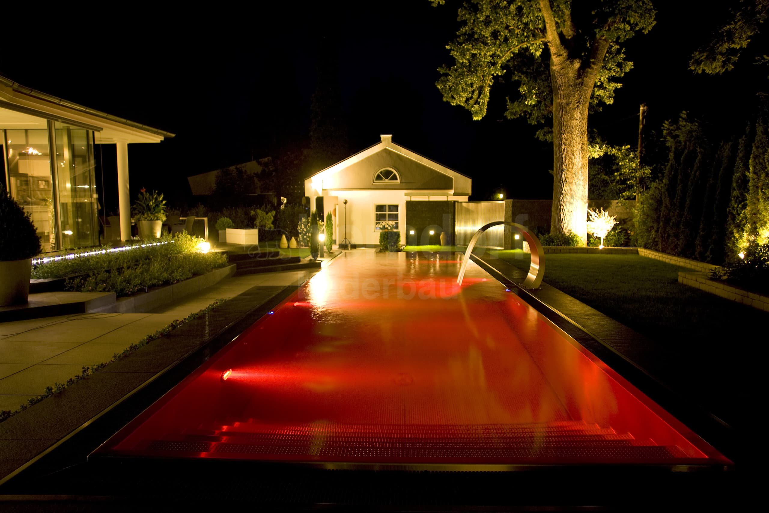 P1f_Privátní bazén s přelivem s infinity sníženým žlábkem_Schondorf.jpg