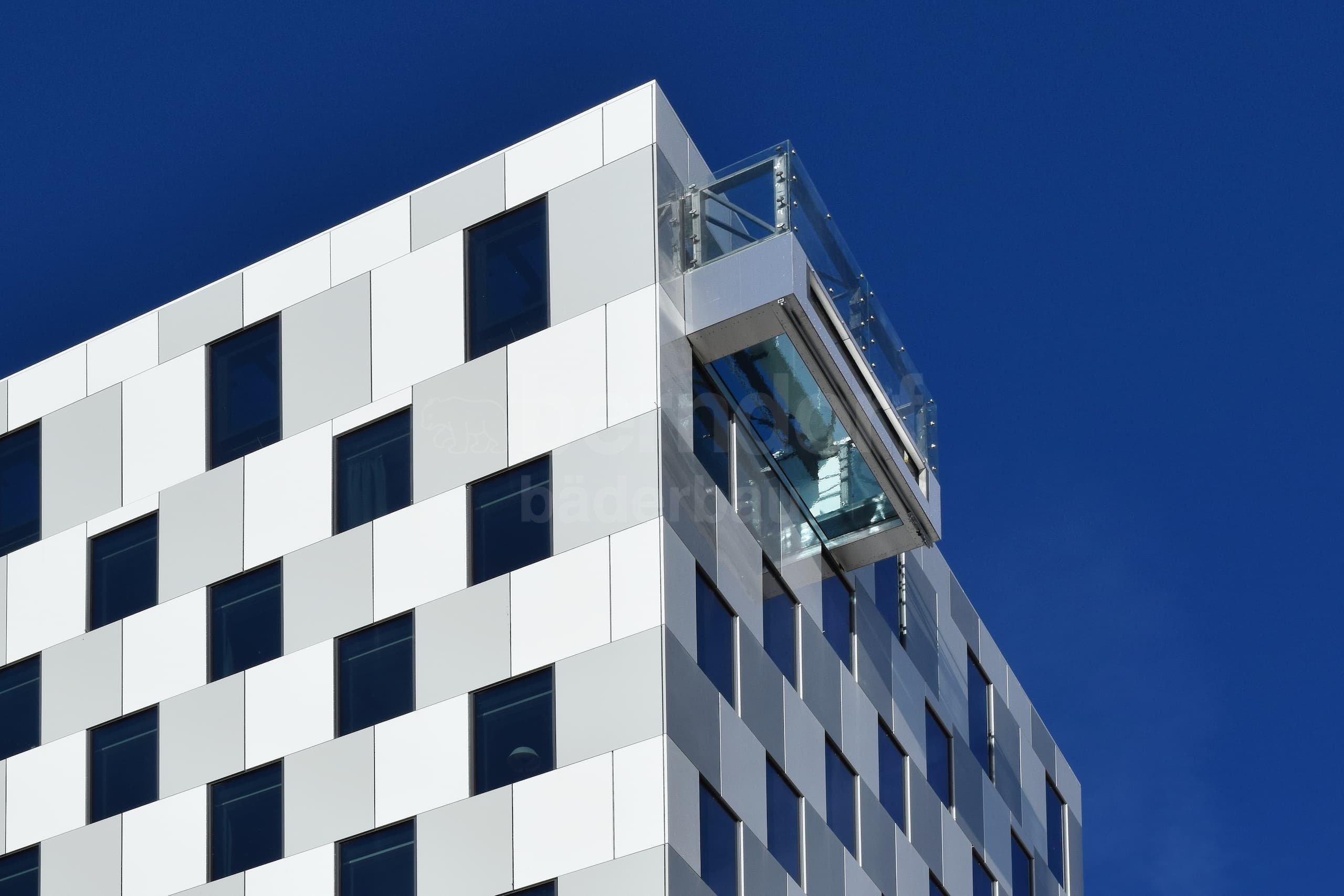 1b_Hotelový střešní bazén s proskleným dnem_Hotel Clarion_Helsinki.jpg