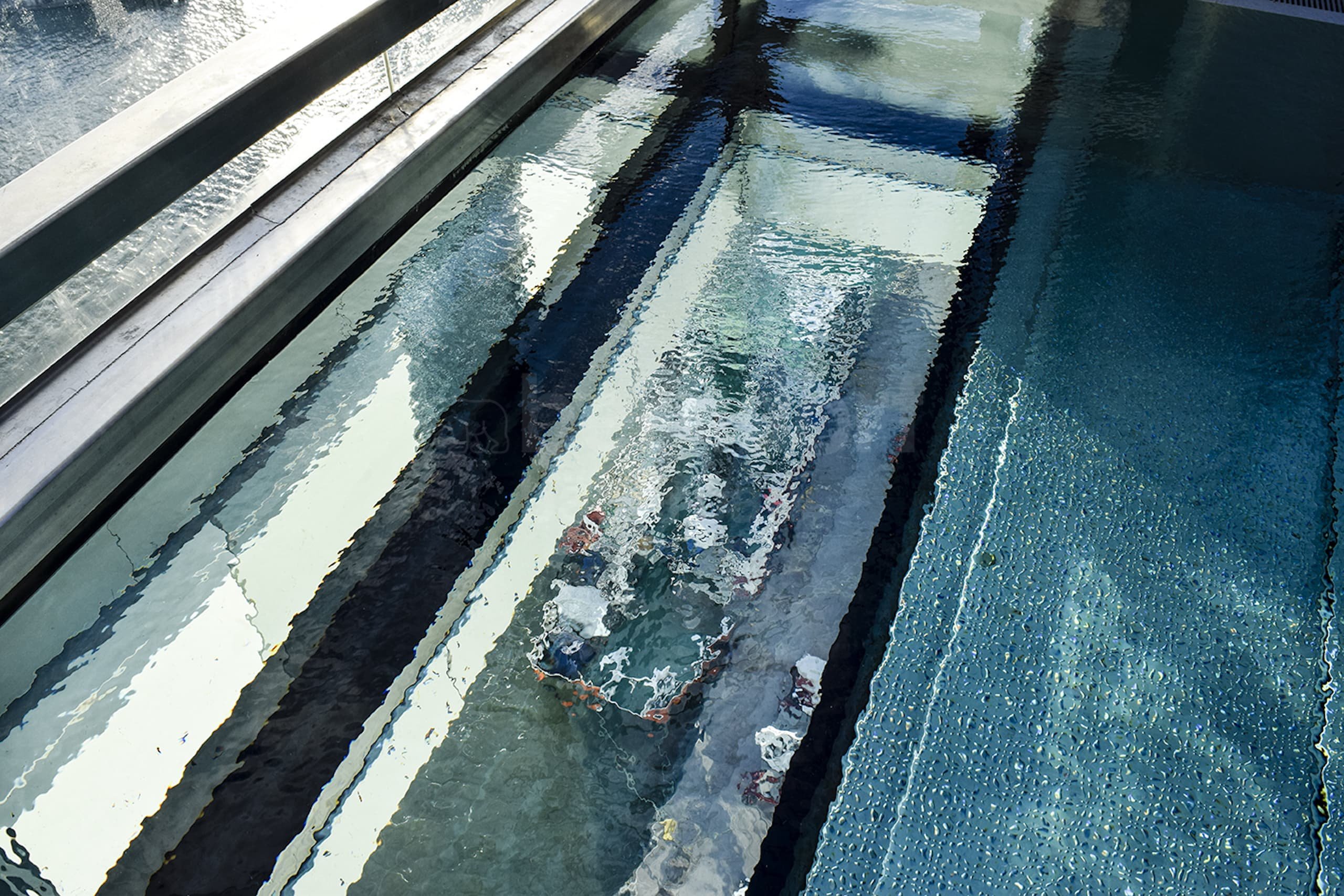 1d_Hotelový střešní bazén s proskleným dnem_Hotel Clarion_Helsinki.jpg