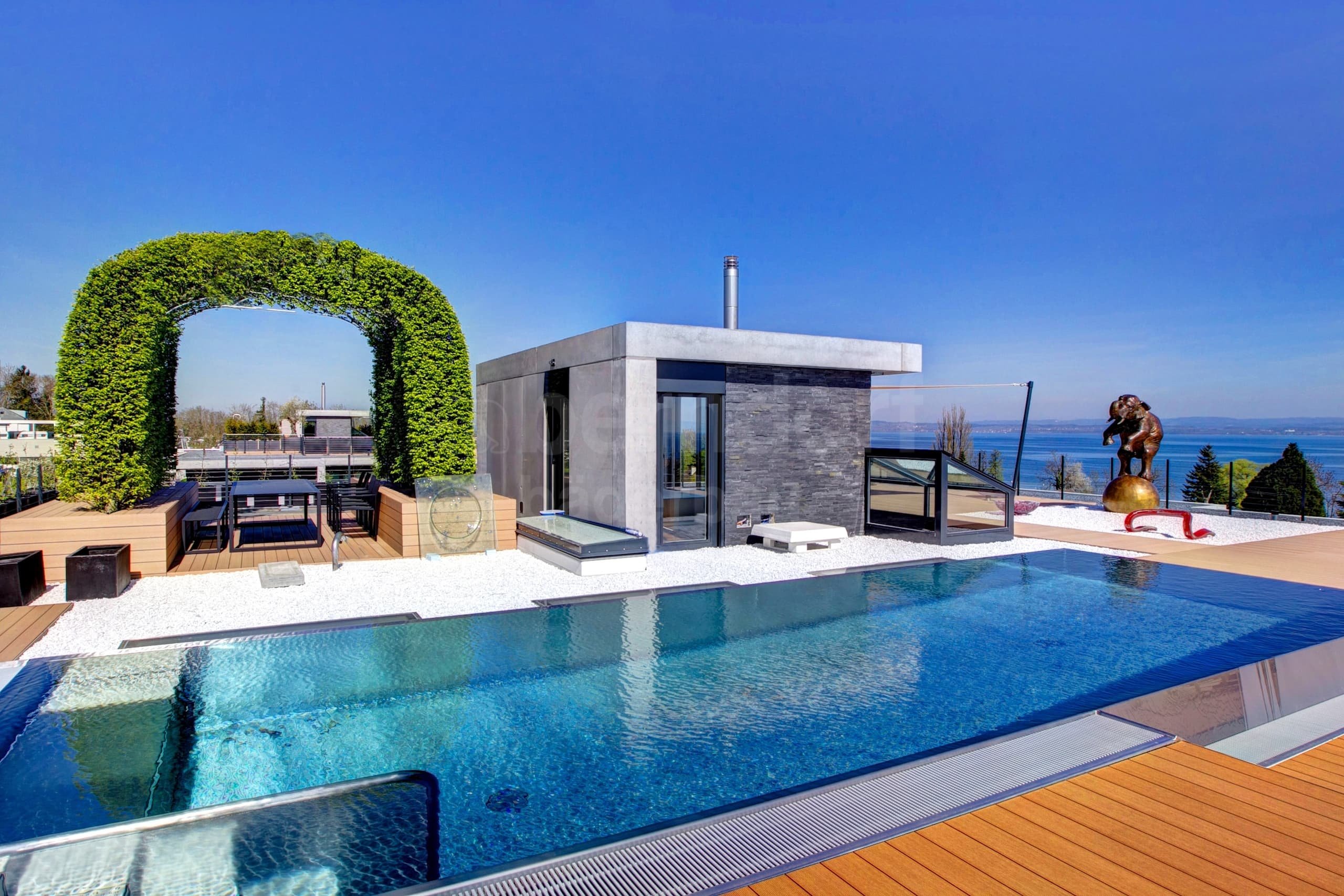 P1_Privátní bazén s přelivem a infinity sníženým žlábkem_Uttwil.jpg