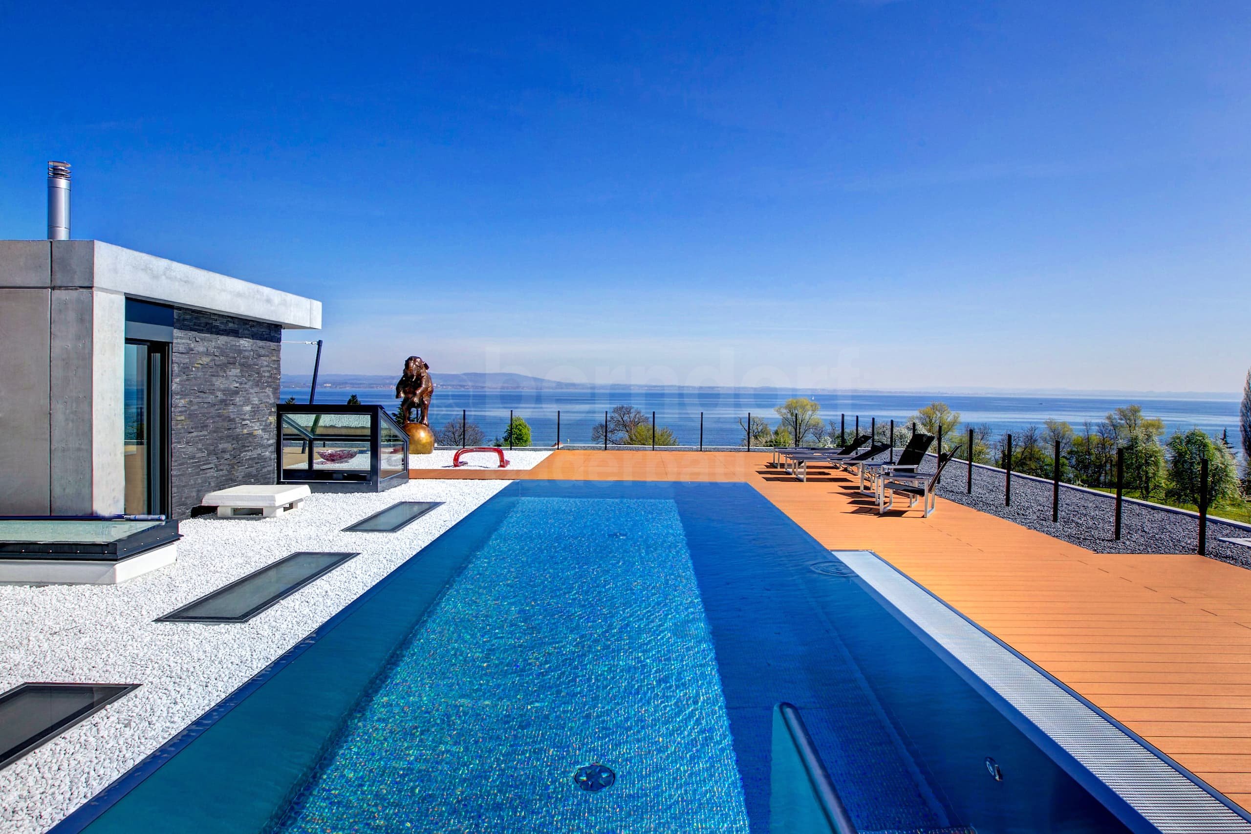 P1a_Privátní bazén s přelivem a infinity sníženým žlábkem_Uttwil.jpg