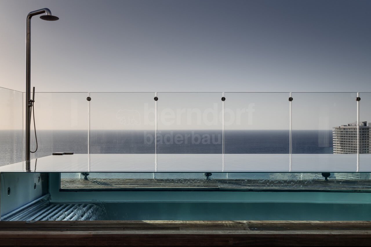 Privátní bazén střešní s infinity prosklenými přelivy Tel Aviv