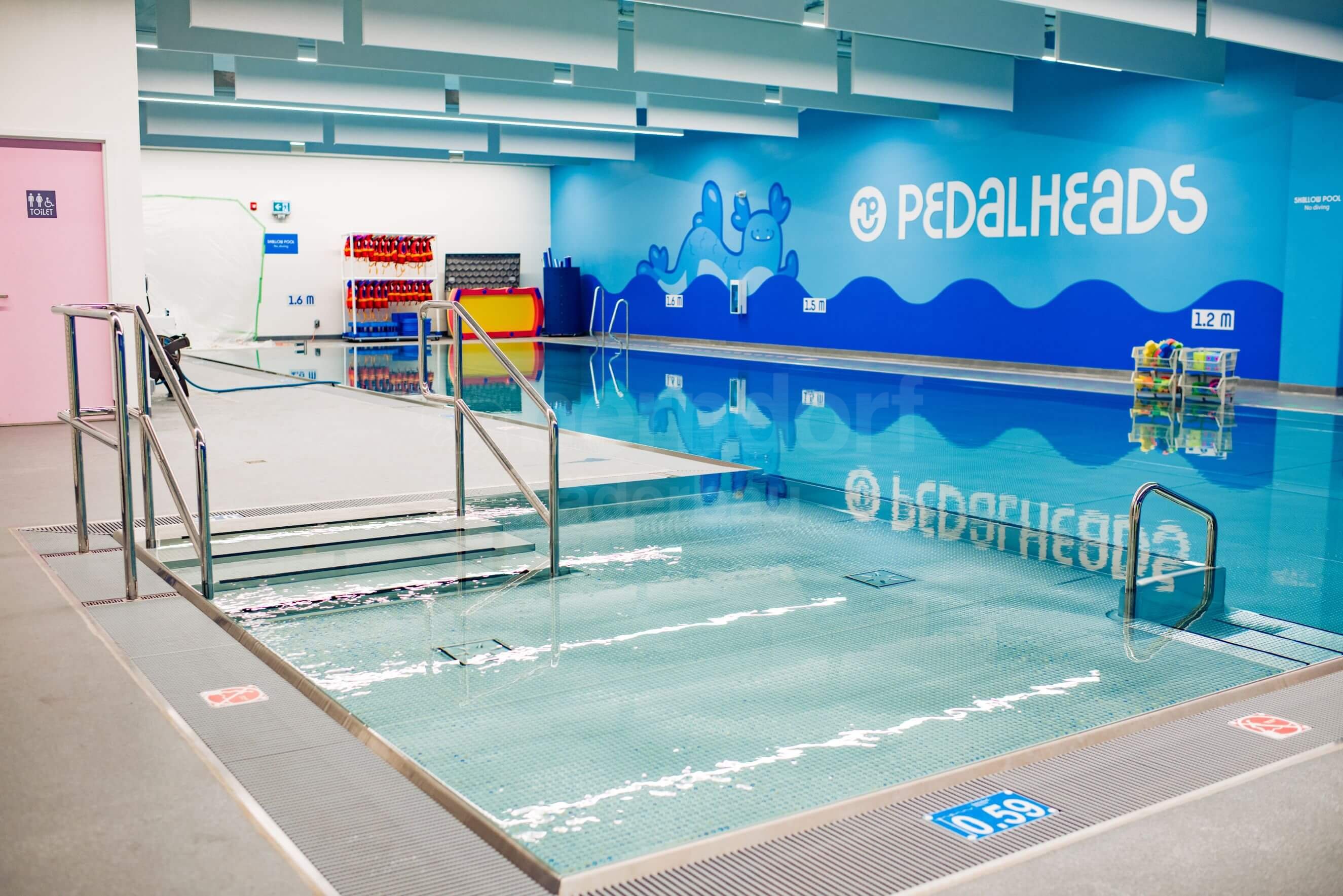 5_PEDALHEADS_West Vancouver_plavecký bazén.jpg