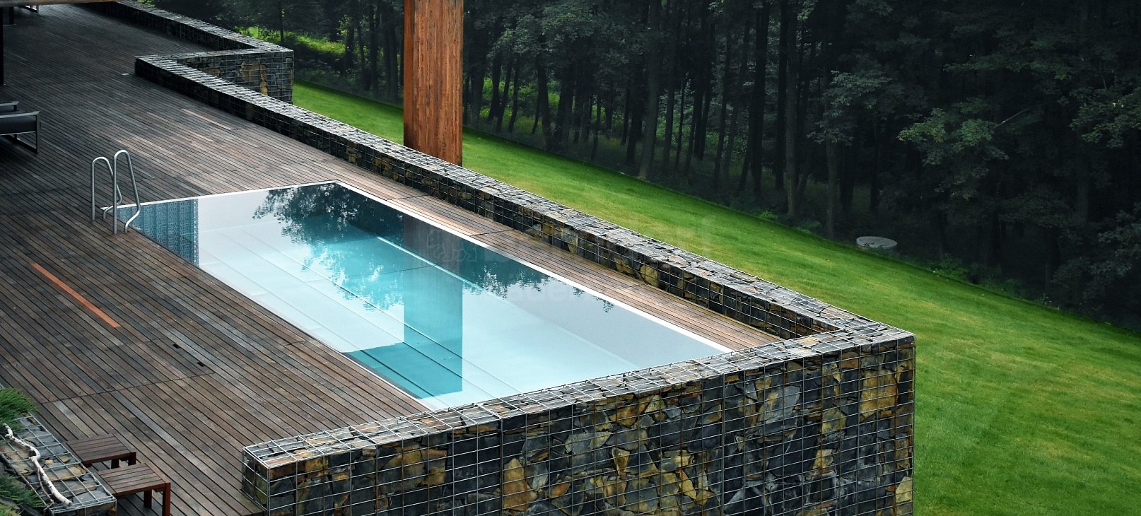 Privátní bazén s přelivným žlábkem 1