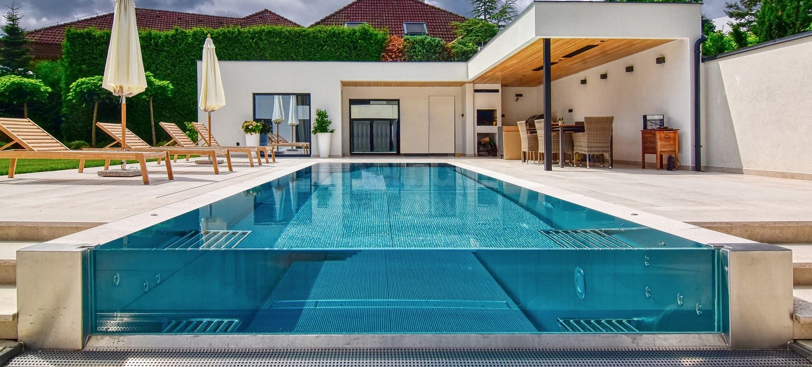 Privátní bazén venkovní s infinity přelivem 9