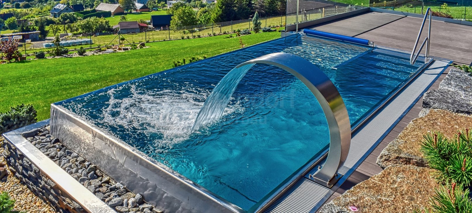 Privátní bazén s infinity sníženým přelivem 3