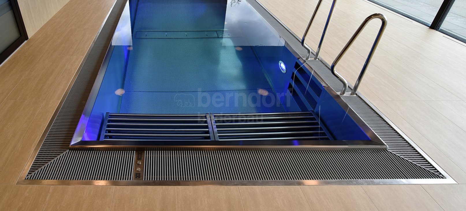 Privátní bazén s přelivem vnitřní 4