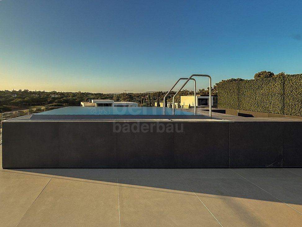Privátní bazén střešní s přelivným a akumulačním žlábkem Portugalsko 24